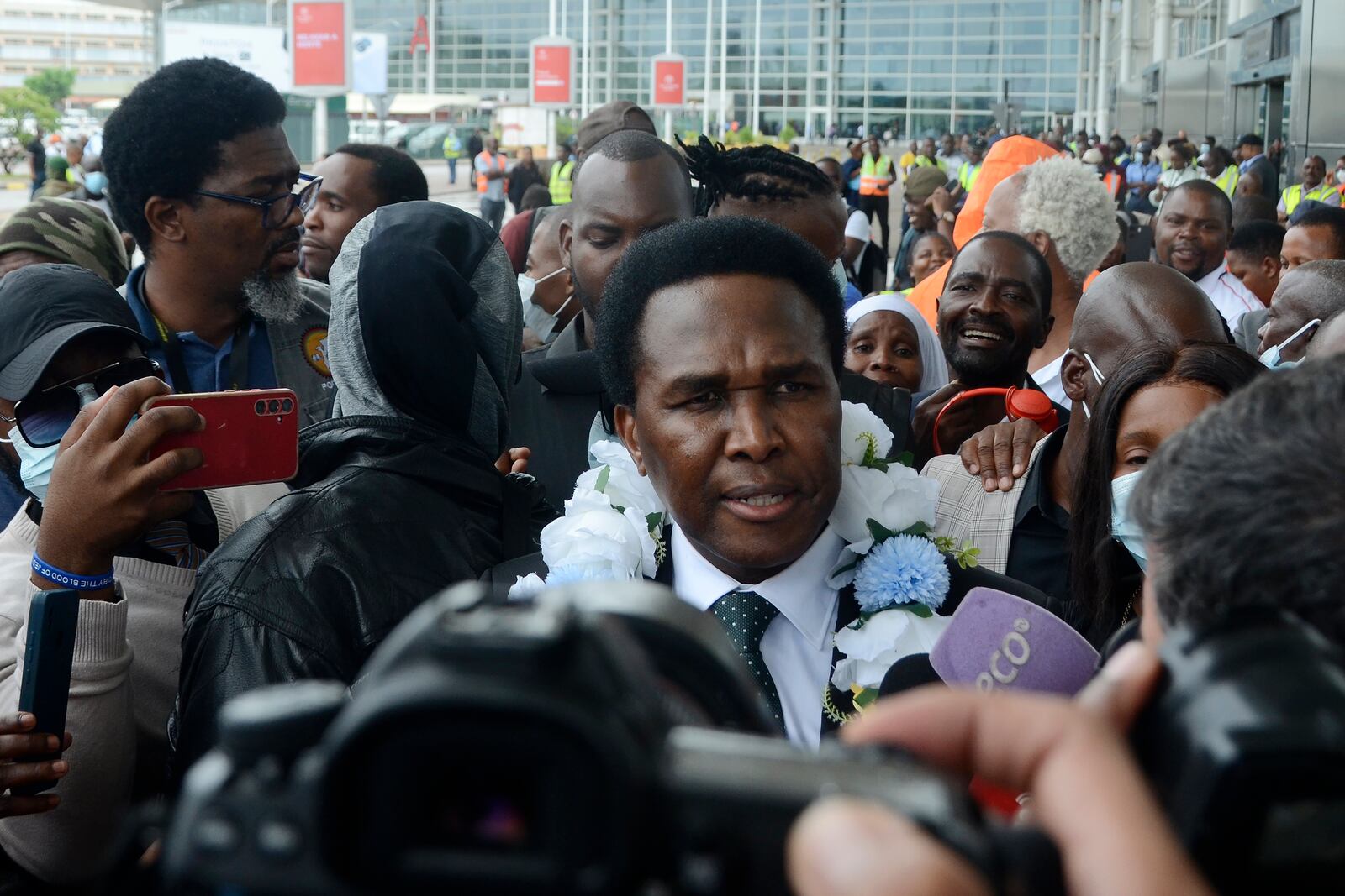 Mozambique's opposition leader Venancio Mondlane speaks to journalist upon his arrival, at the Mavalane International Airport in Maputo, Mozambique, Thursday, Jan. 9, 2025. (AP Photo/Carlos Uqueio)