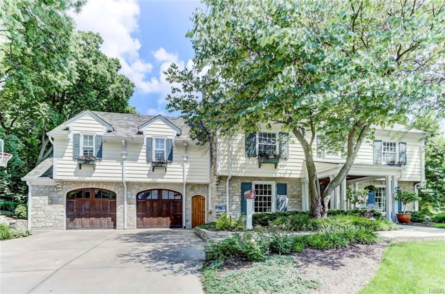 PHOTOS: Luxury Oakwood home up for sale