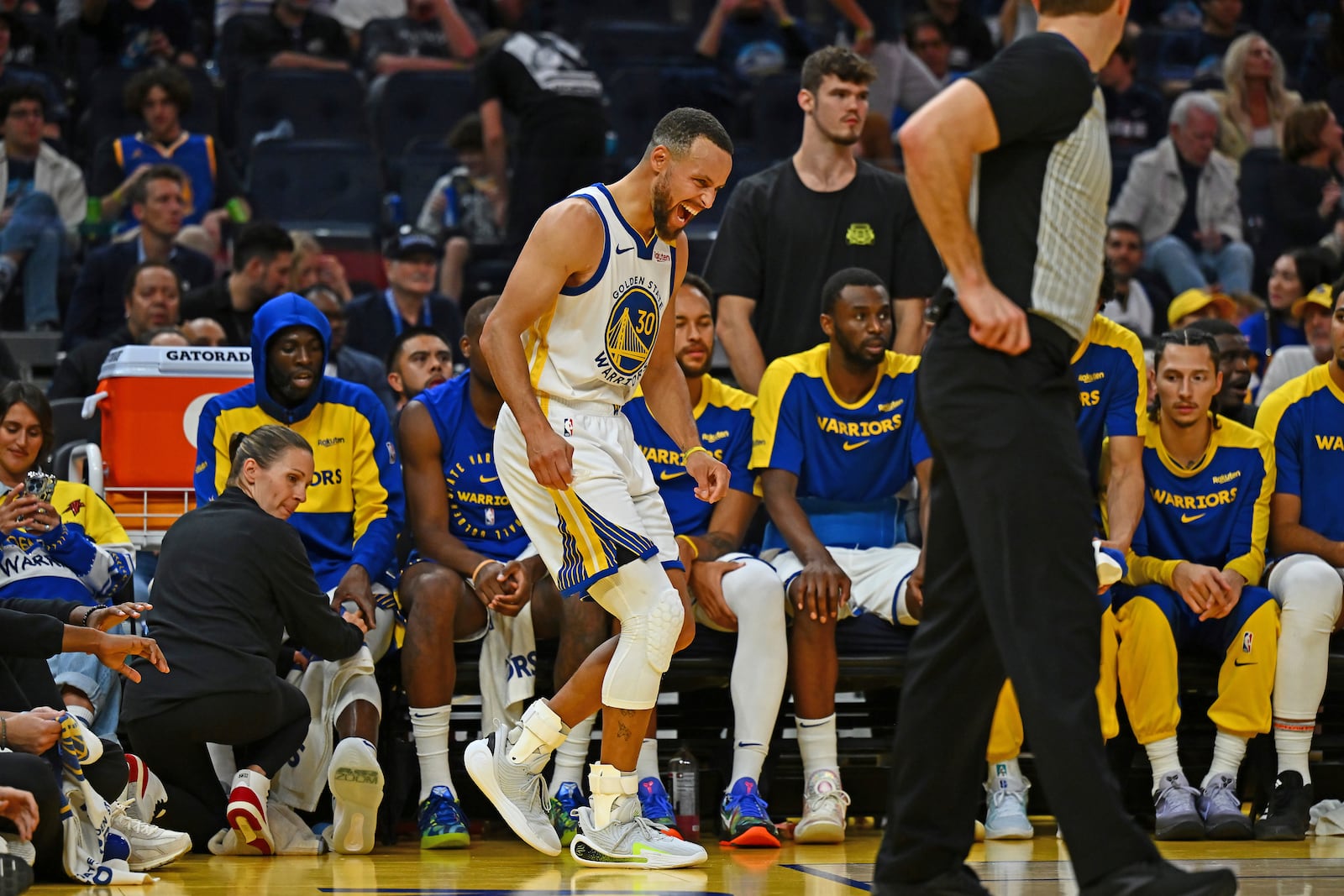 Golden State Warriors' Stephen Curry, center, yells after sustaining an injury to his left ankle in the fourth quarter of an NBA basketball game against the Los Angeles Clippers in San Francisco, Sunday, Oct. 27, 2024. (Jose Carlos Fajardo/Bay Area News Group via AP)