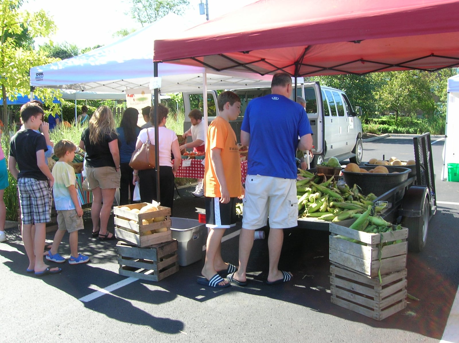 Crowds peruse the local produce at the Oakwood Farmers Market. SARA MASTBAUM THOMAS/CONTRIBUTED