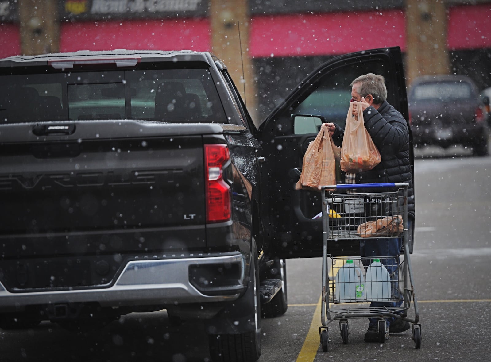 Snow fall in the Dayton area Sunday morning. MARSHALL GORBY\STAFF