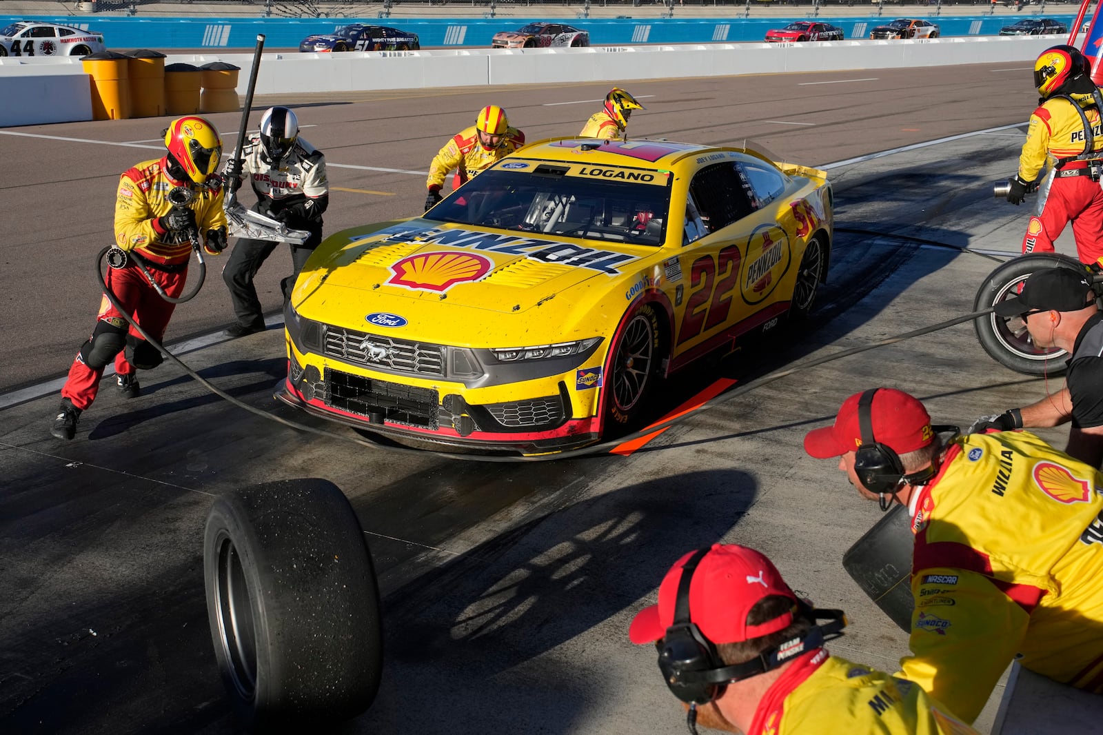 Joey Logano (22) makes a pit stop during a NASCAR Cup Series Championship auto race at Phoenix Raceway, Sunday, Nov. 10, 2024, in Avondale, Ariz. (AP Photo/John Locher)