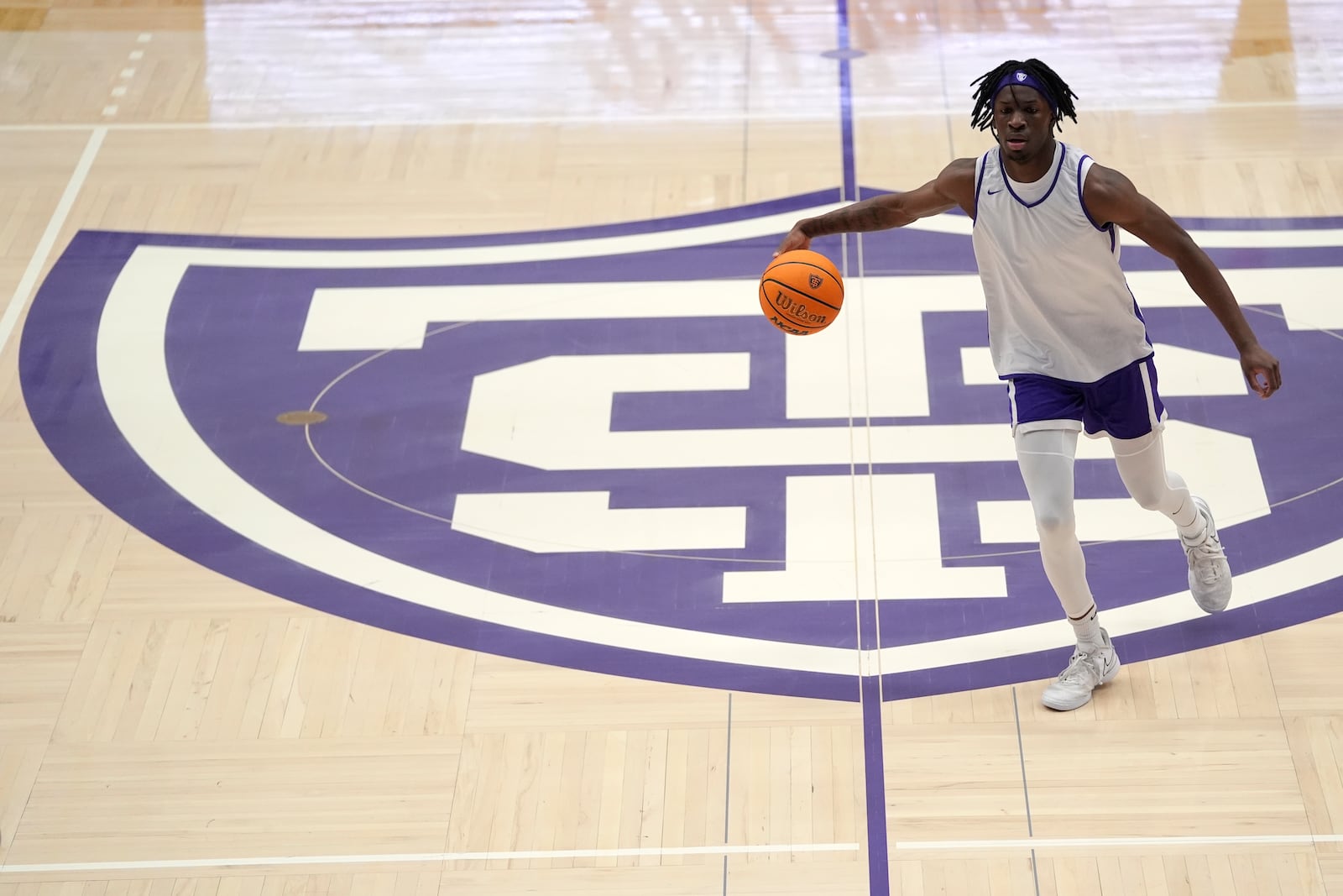 St. Thomas forward Ramogi Nyagudi takes part in drills during NCAA college basketball practice, Wednesday, Feb. 26, 2025, in St. Paul, Minn. (AP Photo/Abbie Parr)