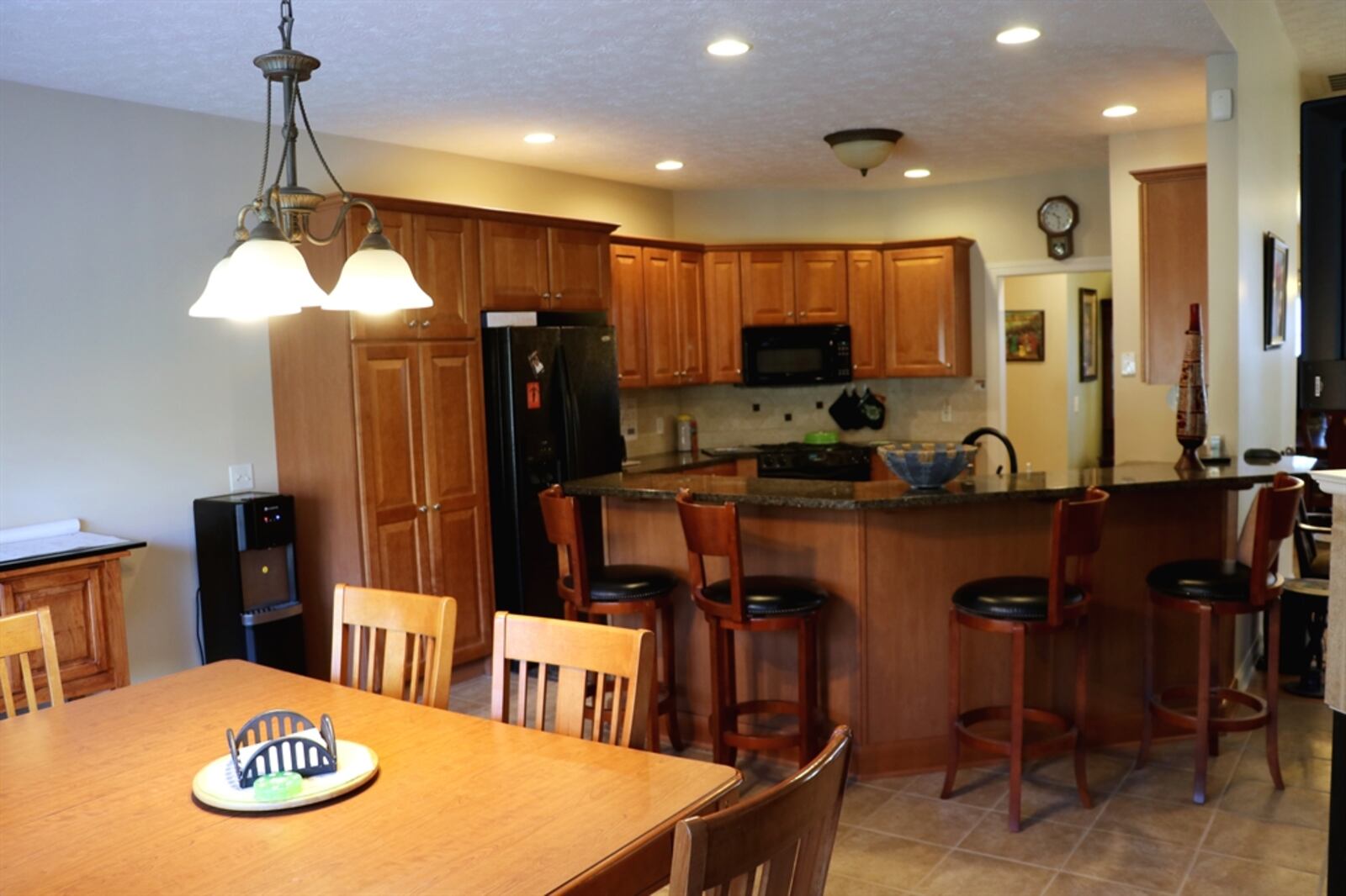 An angled peninsula counter wraps around the kitchen and offers breakfast bar seating for up to six. 