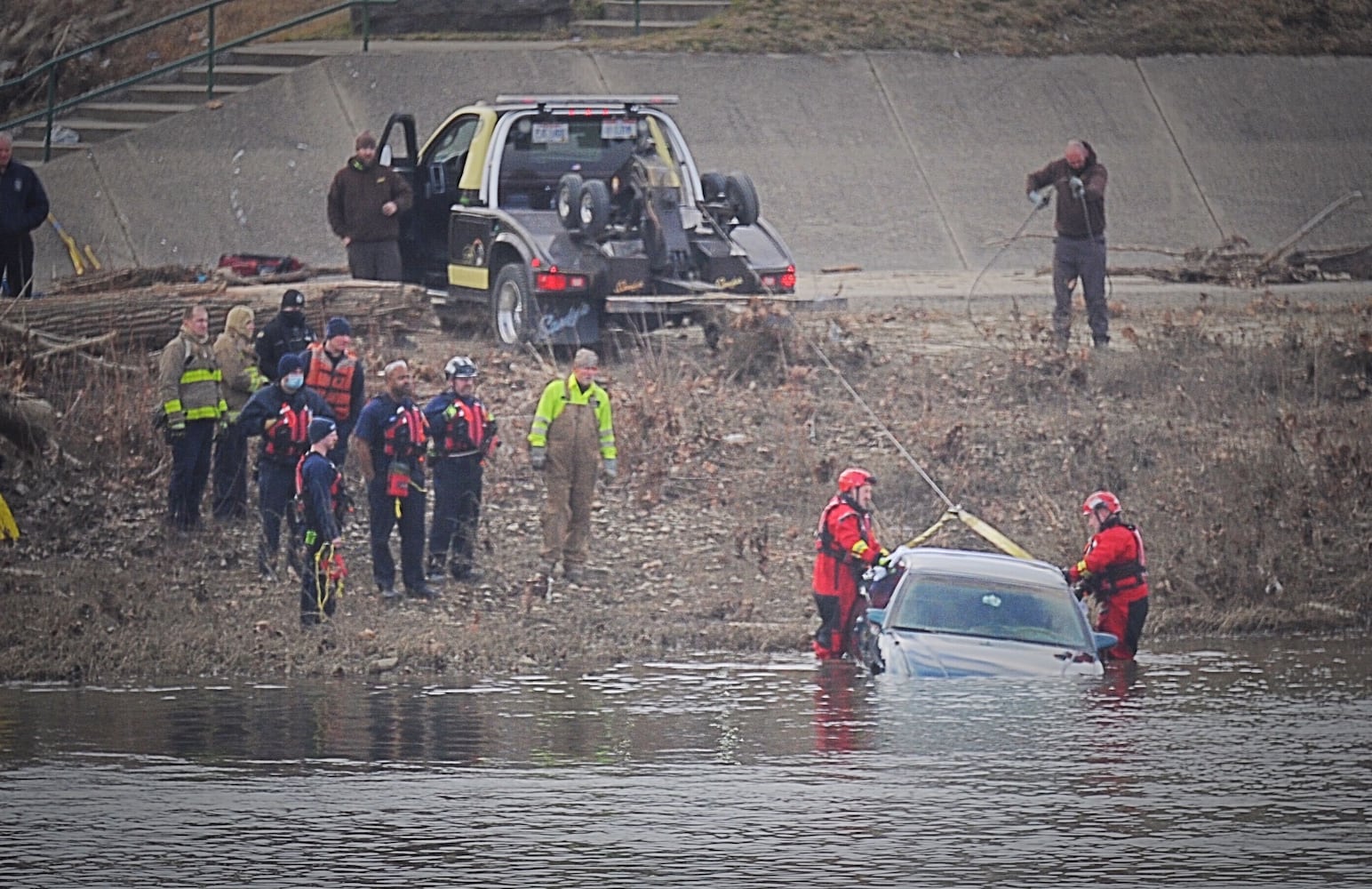 Vehicle pulled from Great Miami River in Dayton