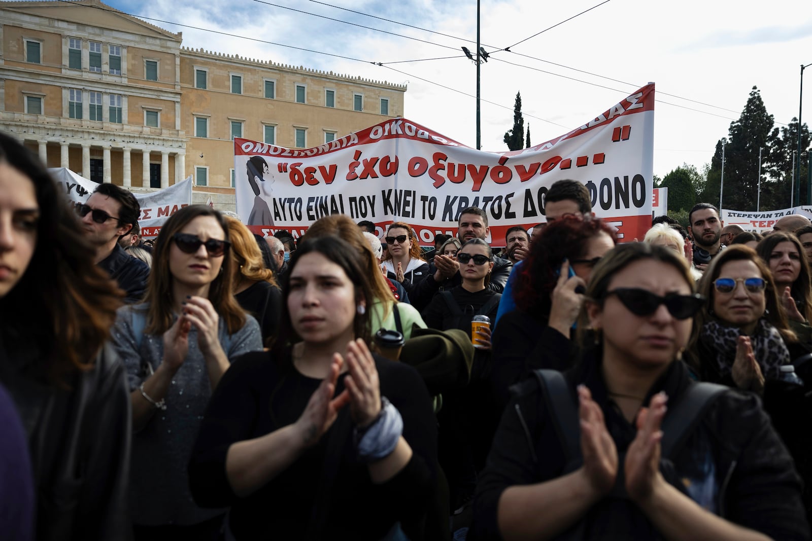 People take part in a rally organised by the association of the families of victims of the Tempi train collision, which killed 57 people almost two years ago, at central Syntagma square, in Athens, Greece, Sunday, Jan. 26, 2025. The banner reads " I do not have oxygen". (AP Photo/Yorgos Karahalis)