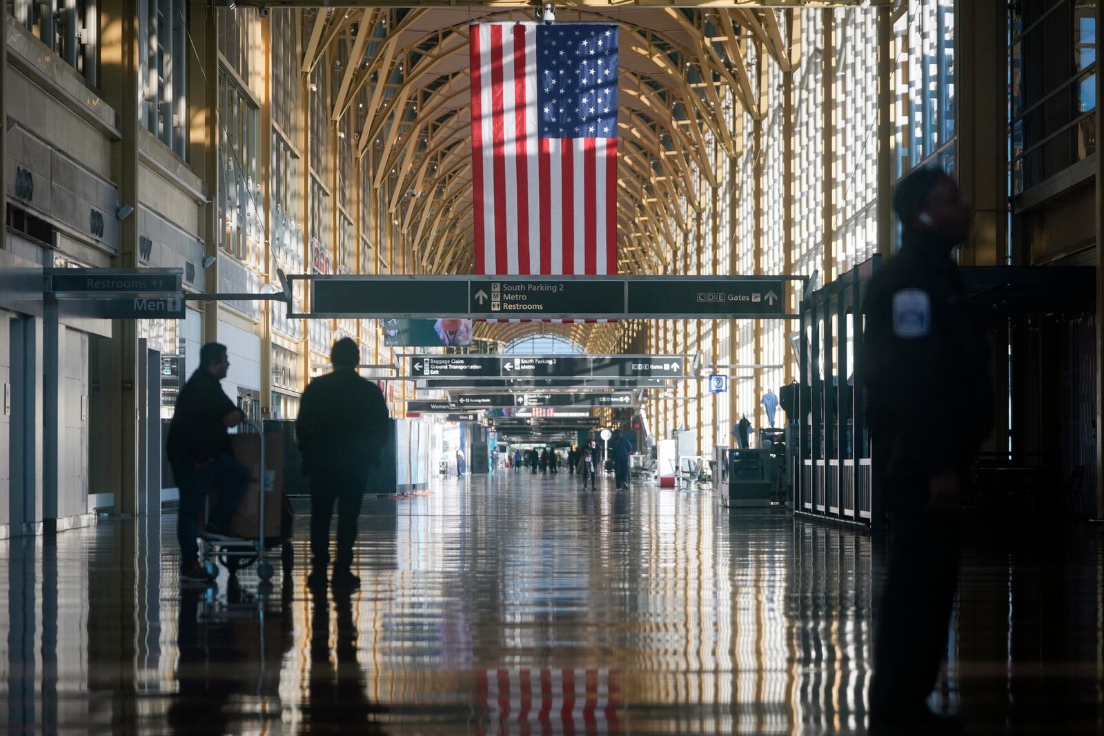 The main concourse at Ronald Reagan Washington National Airport is mostly quiet as the airport remains closed, Thursday morning, Jan. 30, 2025, in Arlington, Va. (AP Photo/Mark Schiefelbein)