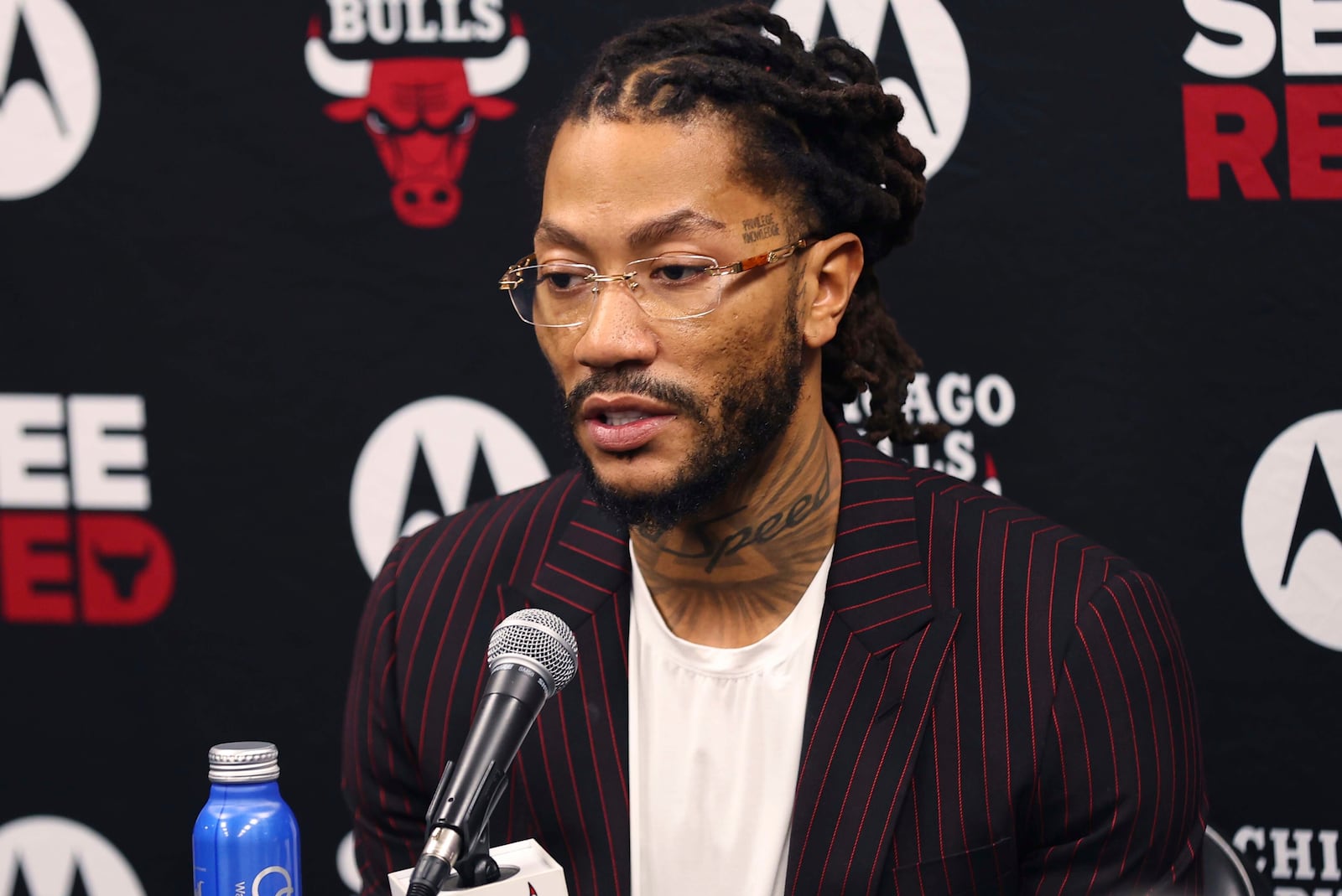 Former NBA player Derrick Rose answers questions during a news conference before an NBA basketball game between the New York Knicks and the Chicago Bulls, Saturday, Jan. 4, 2025, in Chicago. (AP Photo/Melissa Tamez)