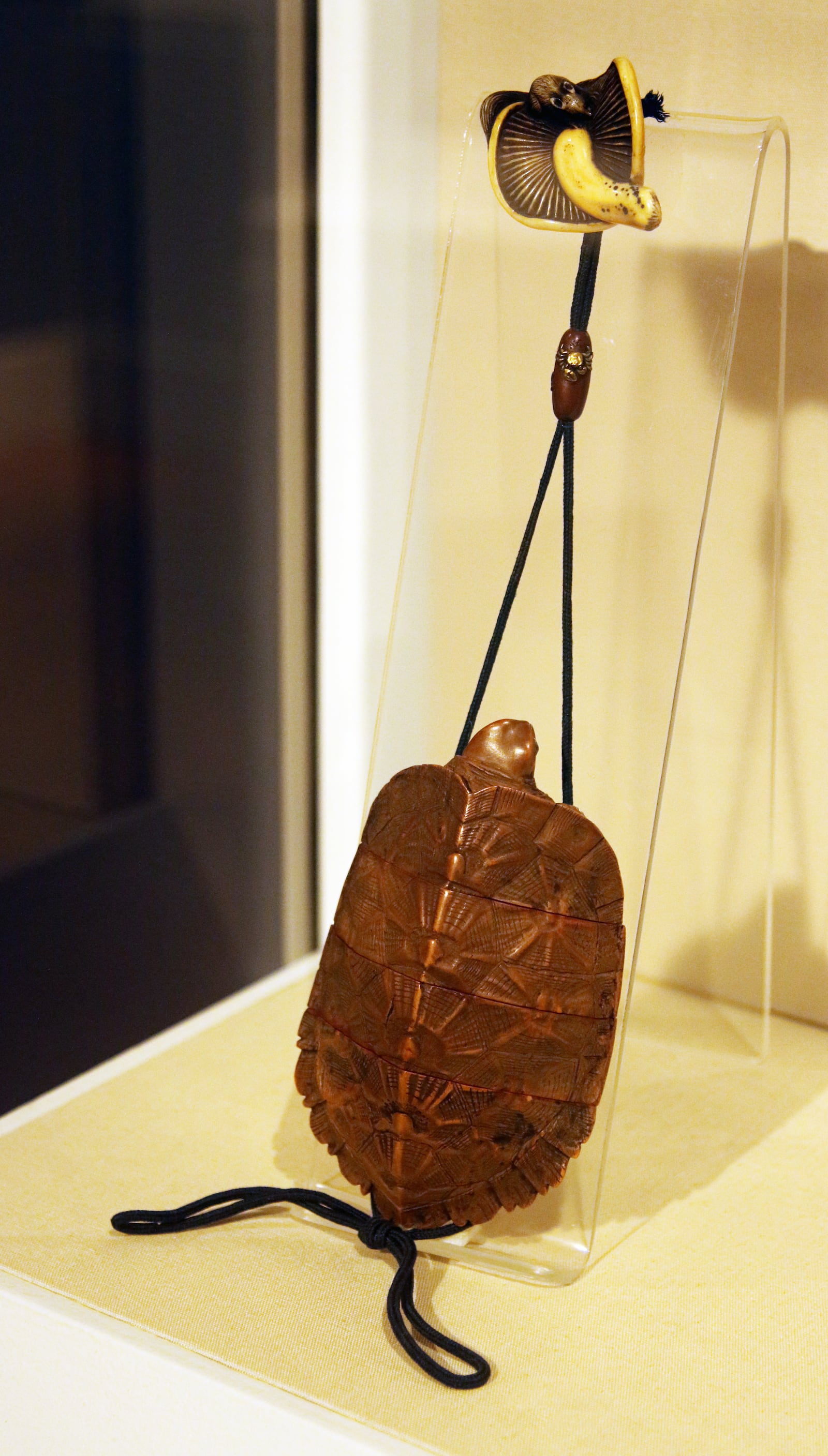 This ensemble shows how a case would be hung from a netsuke. The netsuke would then be tucked through a sash belt, allowing the case to hang freely. CONTRIBUTED