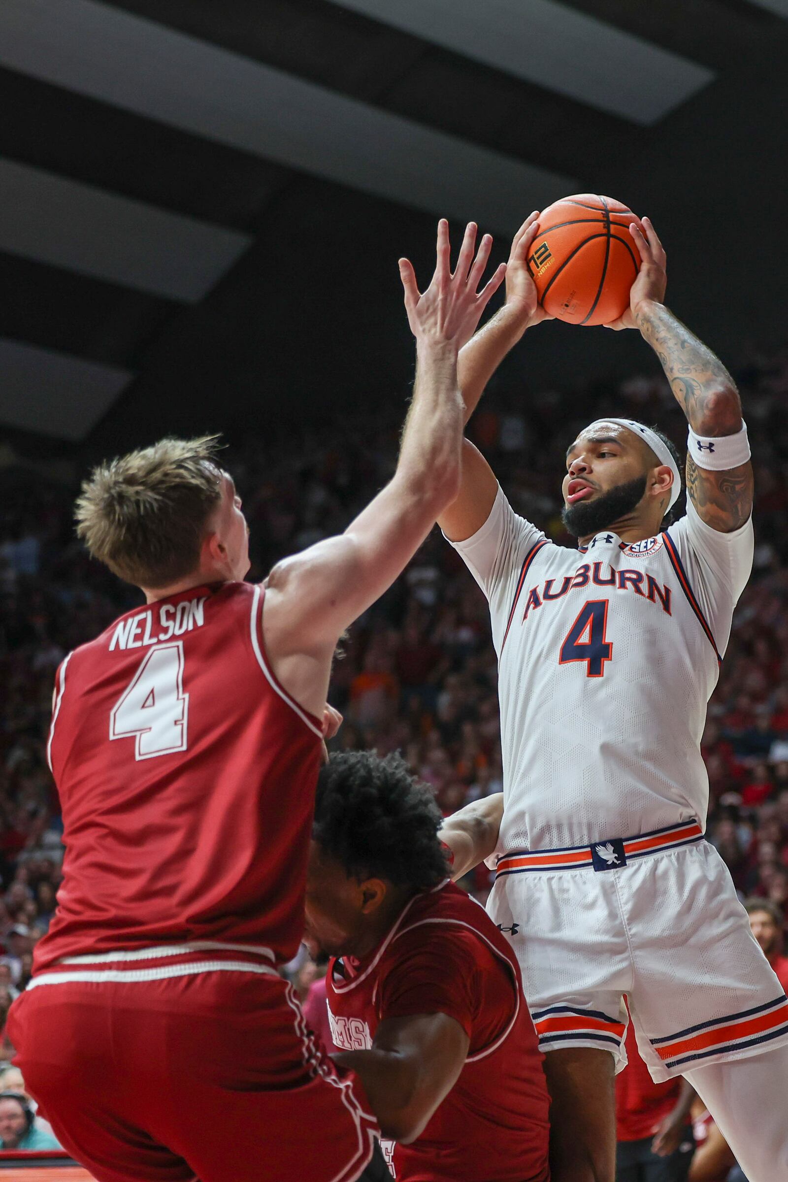 Auburn's Johni Broome (4) shoots over Alabama forward Grant Nelson (4) during the first half of an NCAA college basketball game, Saturday, Feb. 15, 2025, in Tuscaloosa, Ala. (AP Photo/Vasha Hunt)