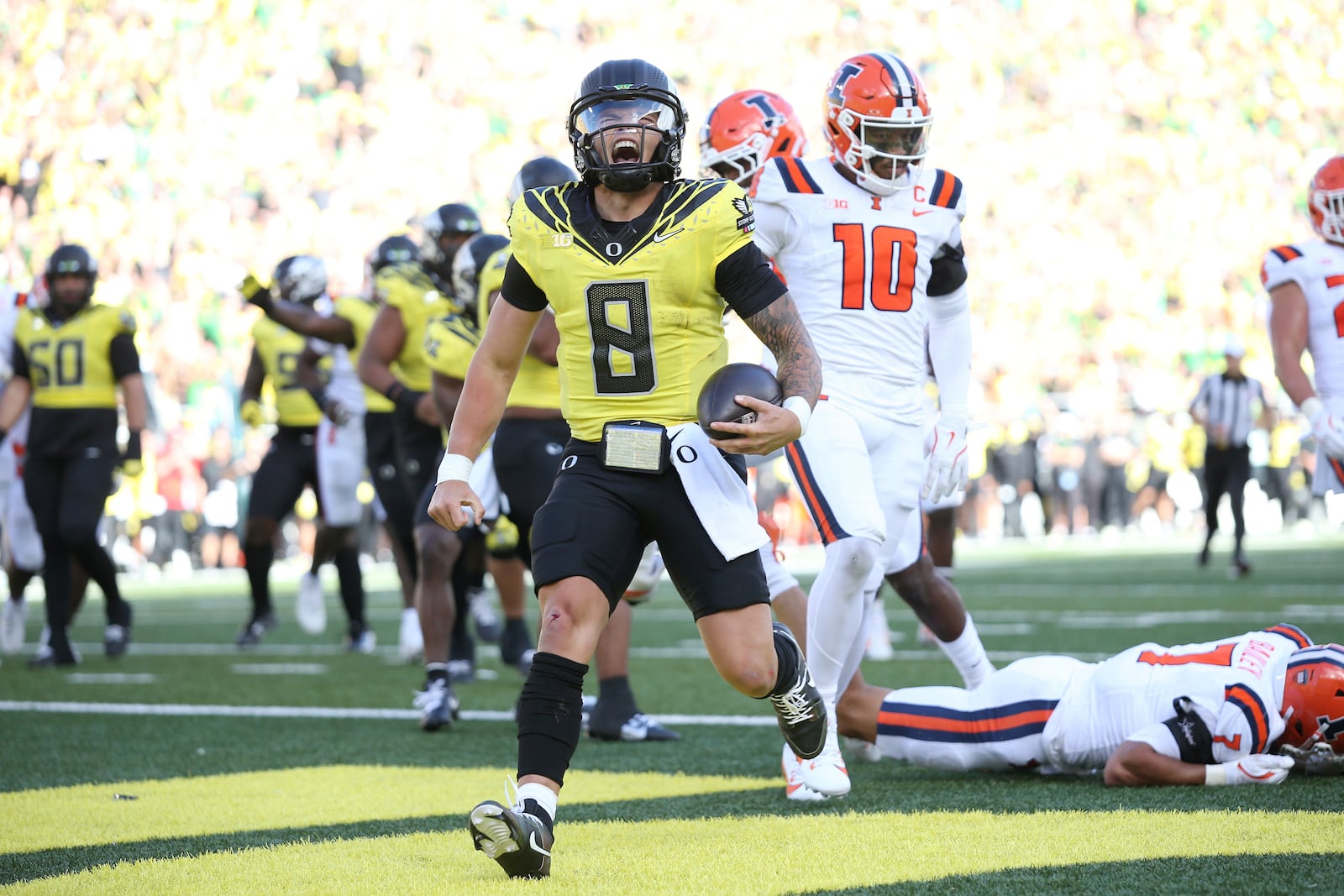 Oregon quarterback Dillon Gabriel (8) runs for a touchdown during an NCAA college football game against Illinois, Saturday, Oct. 26, 2024, in Eugene, Ore. (AP Photo/Lydia Ely)