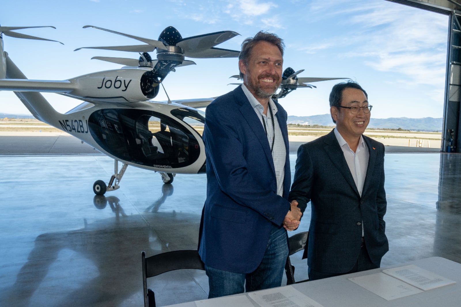 JoeBen Bevirt, Founder and CEO of Joby, shaking hands with Young Sang Ryu, President and CEO of SK Telecom. (Photo: Business Wire)