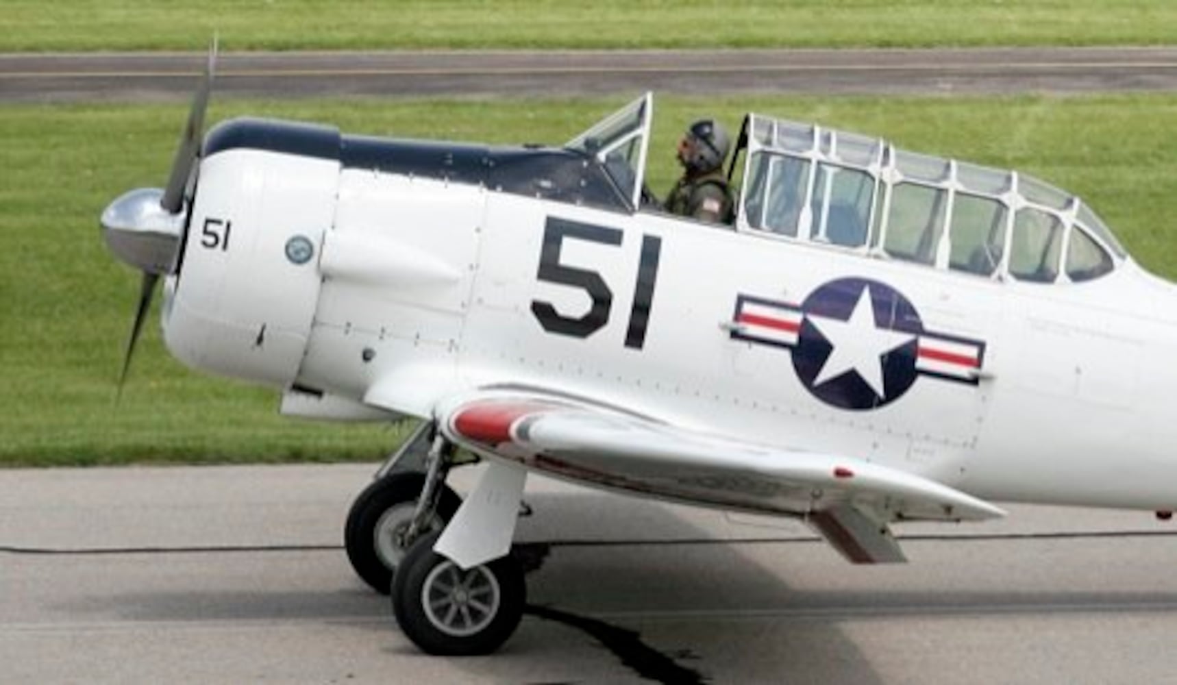 Aircraft fly-in at Moraine Airpark