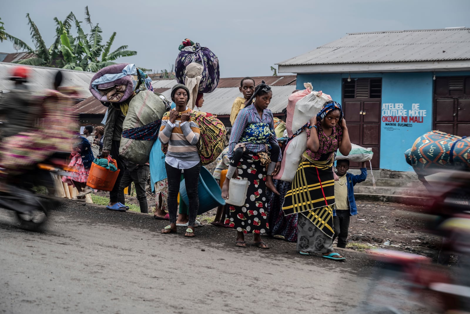 People displaced by the fighting with M23 rebels make their way to the center of Goma, Democratic Republic of the Congo, Sunday, Jan. 26, 2025. (AP Photo/Moses Sawasawa)