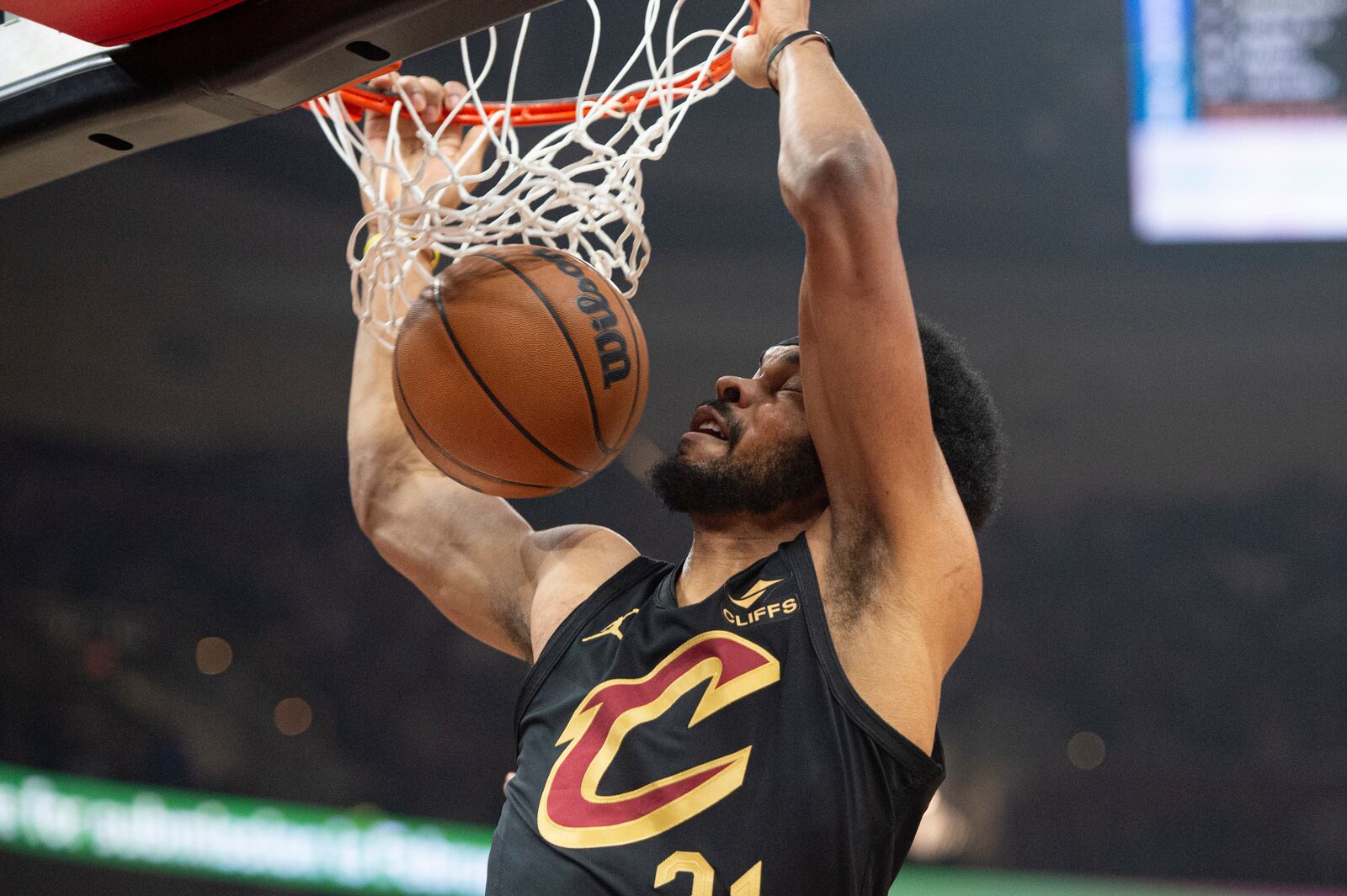 Cleveland Cavaliers' Jarrett Allen (31) dunks against the Philadelphia 76ers during the first half of an NBA basketball game in Cleveland, Saturday, Dec. 21, 2024. (AP Photo/Phil Long)