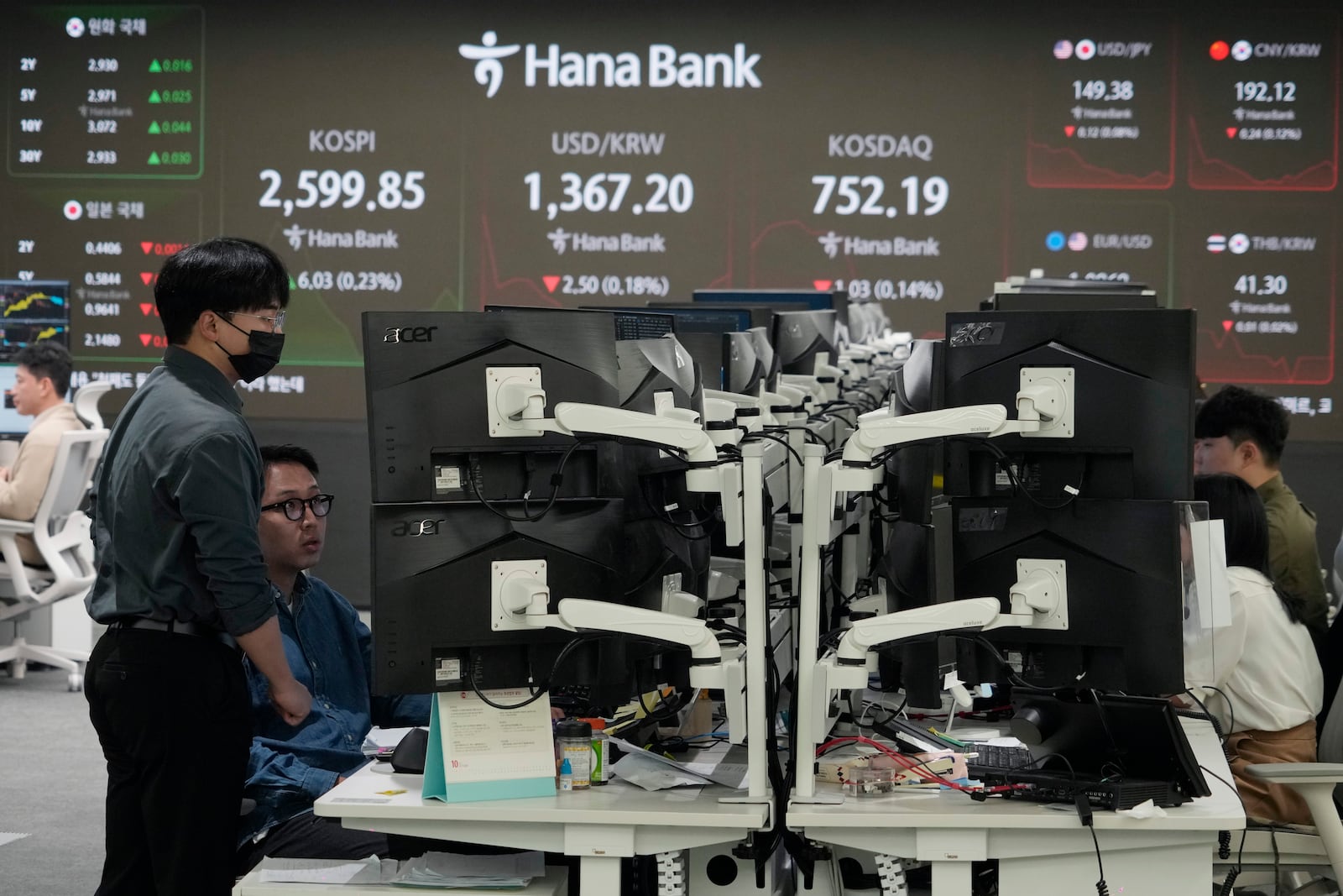 Currency traders watch monitors at the foreign exchange dealing room of the KEB Hana Bank headquarters in Seoul, South Korea, Monday, Oct. 21, 2024. (AP Photo/Ahn Young-joon)