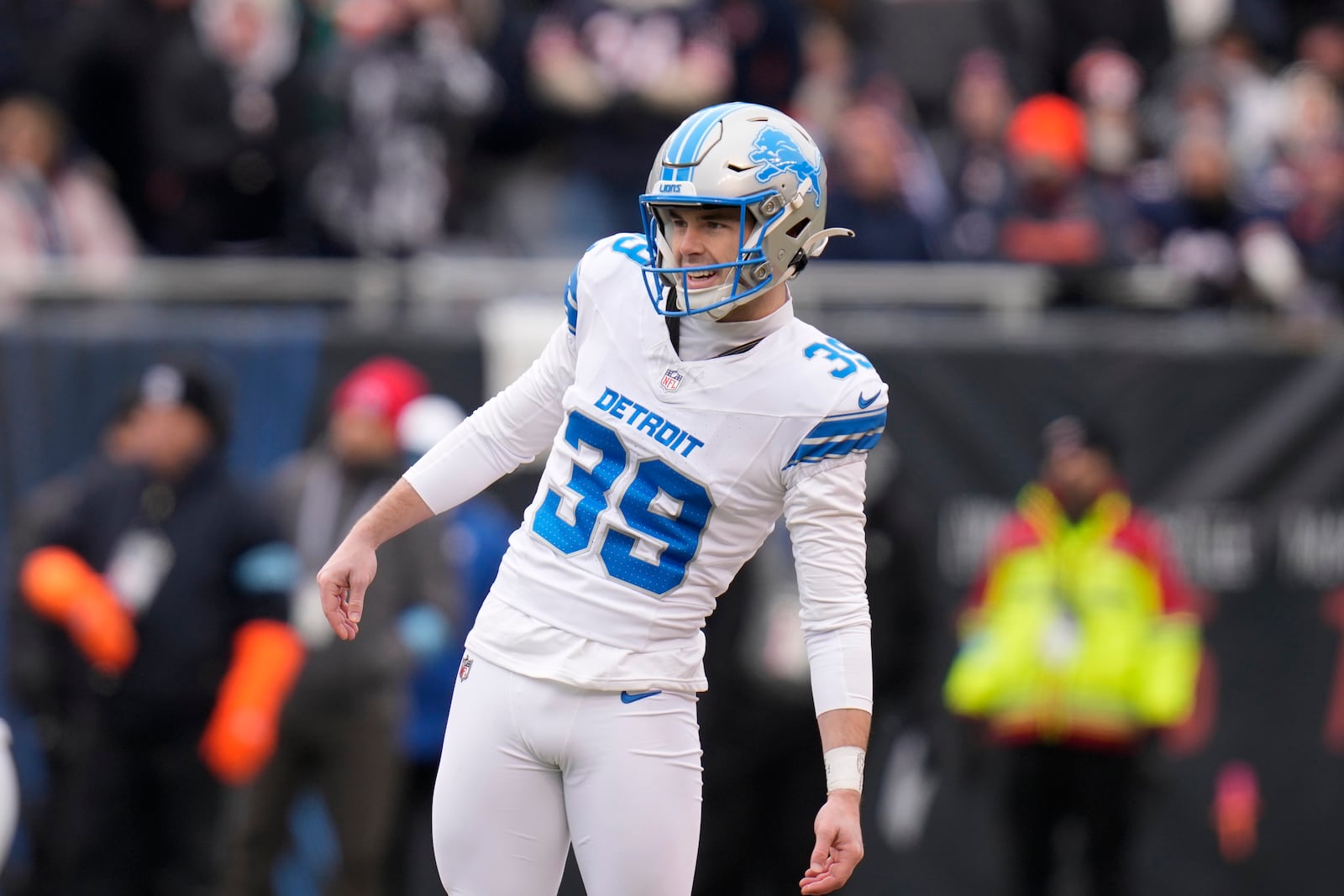 Detroit Lions place kicker Jake Bates watches his 65-yard field goal attempt that missed right during the first half of an NFL football game against the Chicago Bears on Sunday, Dec. 22, 2024, in Chicago. (AP Photo/Erin Hooley)