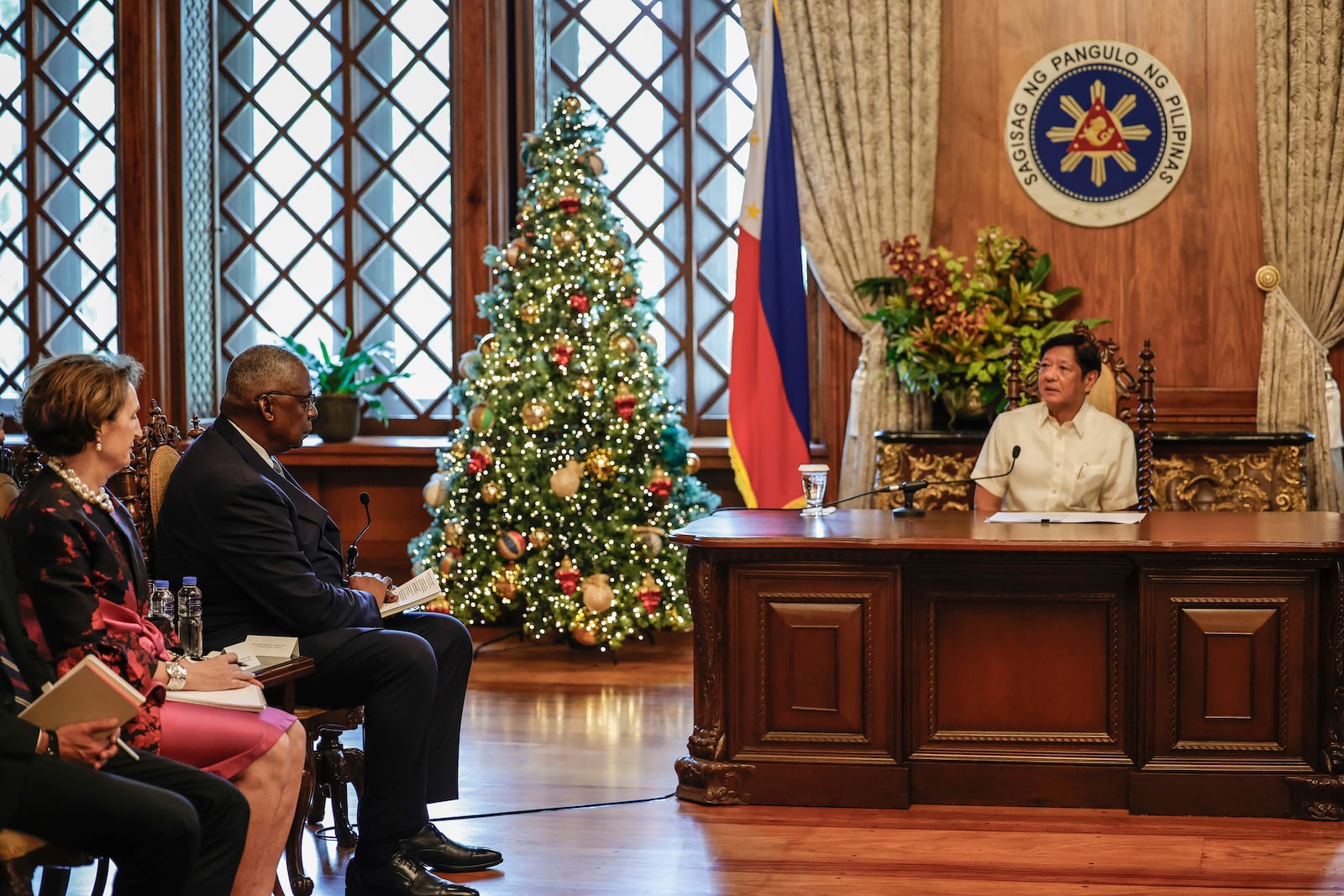 Philippine President Ferdinand Marcos Jr., right, meets with U.S. Defense Secretary Lloyd Austin and his delegation at the Malacanang Palace in Manila, Philippines Monday, Nov. 18, 2024. (AP Photo/Gerard Carreon, Pool)