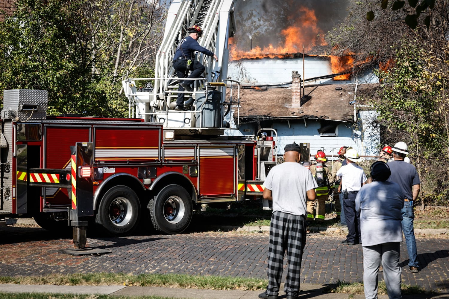 Dayton crews fight fire at abandoned house