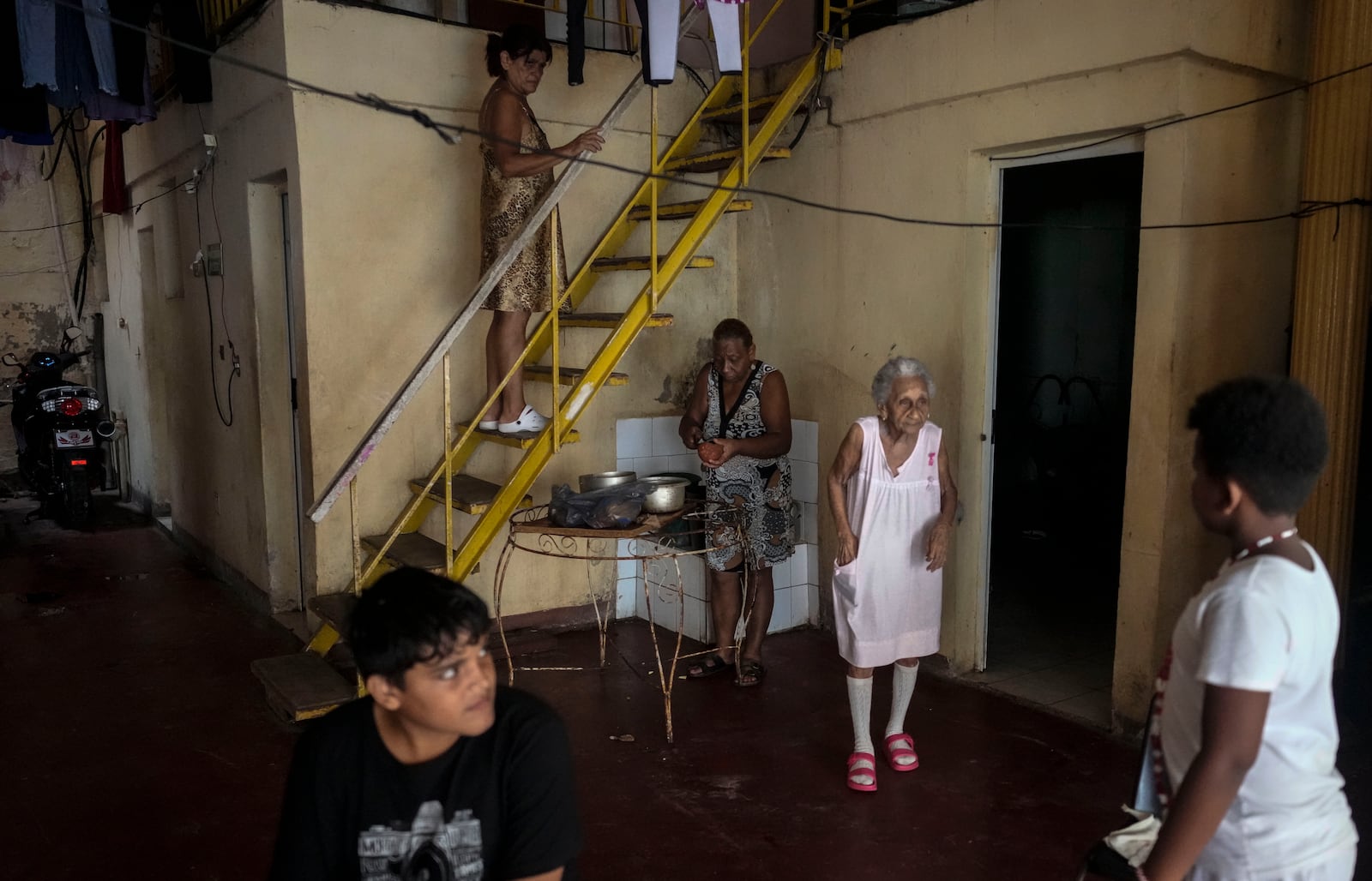 Residents endure the heat during a massive blackout after a major power plant failed in Havana, Cuba, Saturday, Oct. 19, 2024. (AP Photo/Ramon Espinosa)