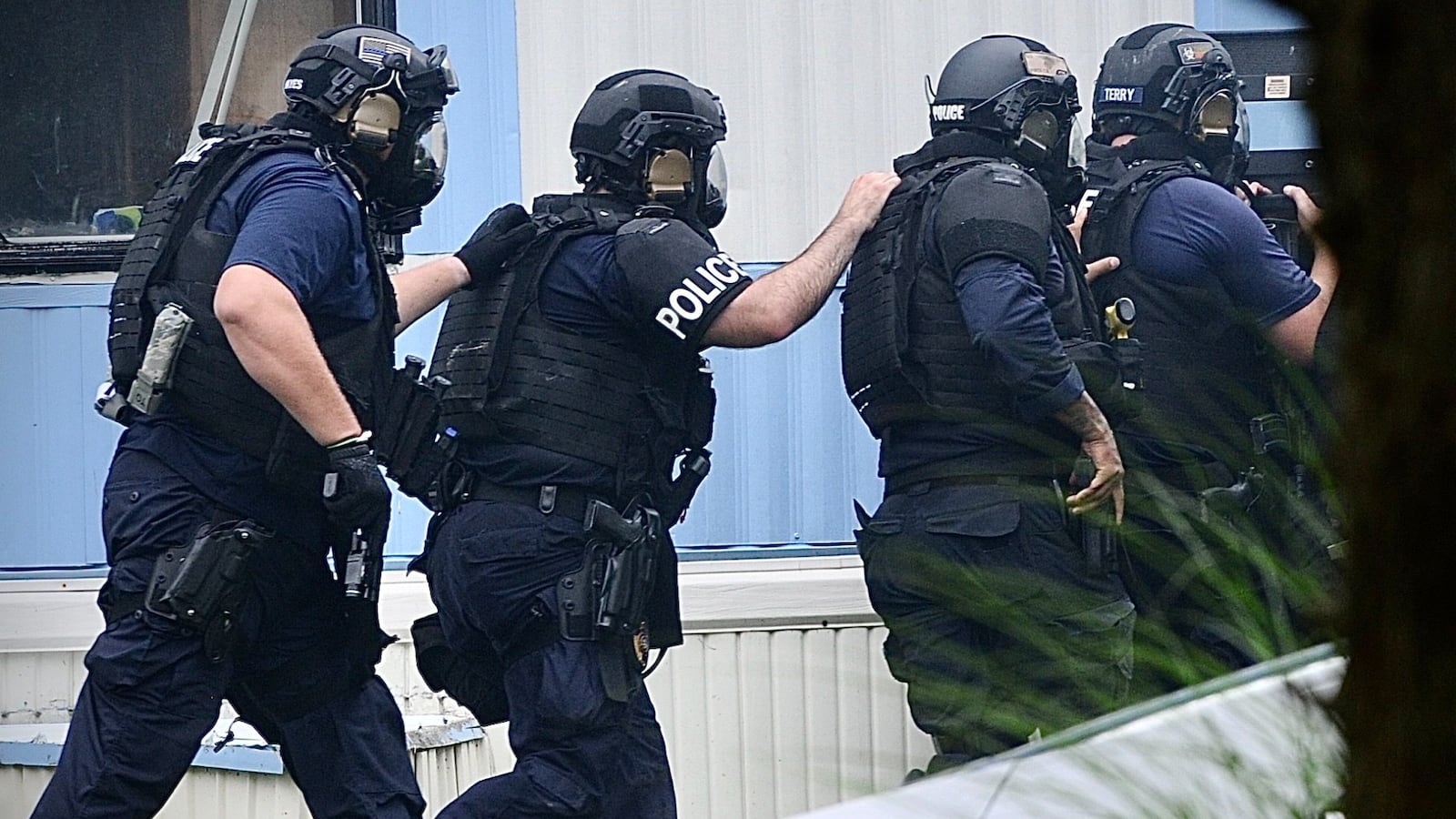 SWAT officers move into Harmony Estates in Clark county Sunday July 24, 2022. MARSHALL GORBY \STAFF