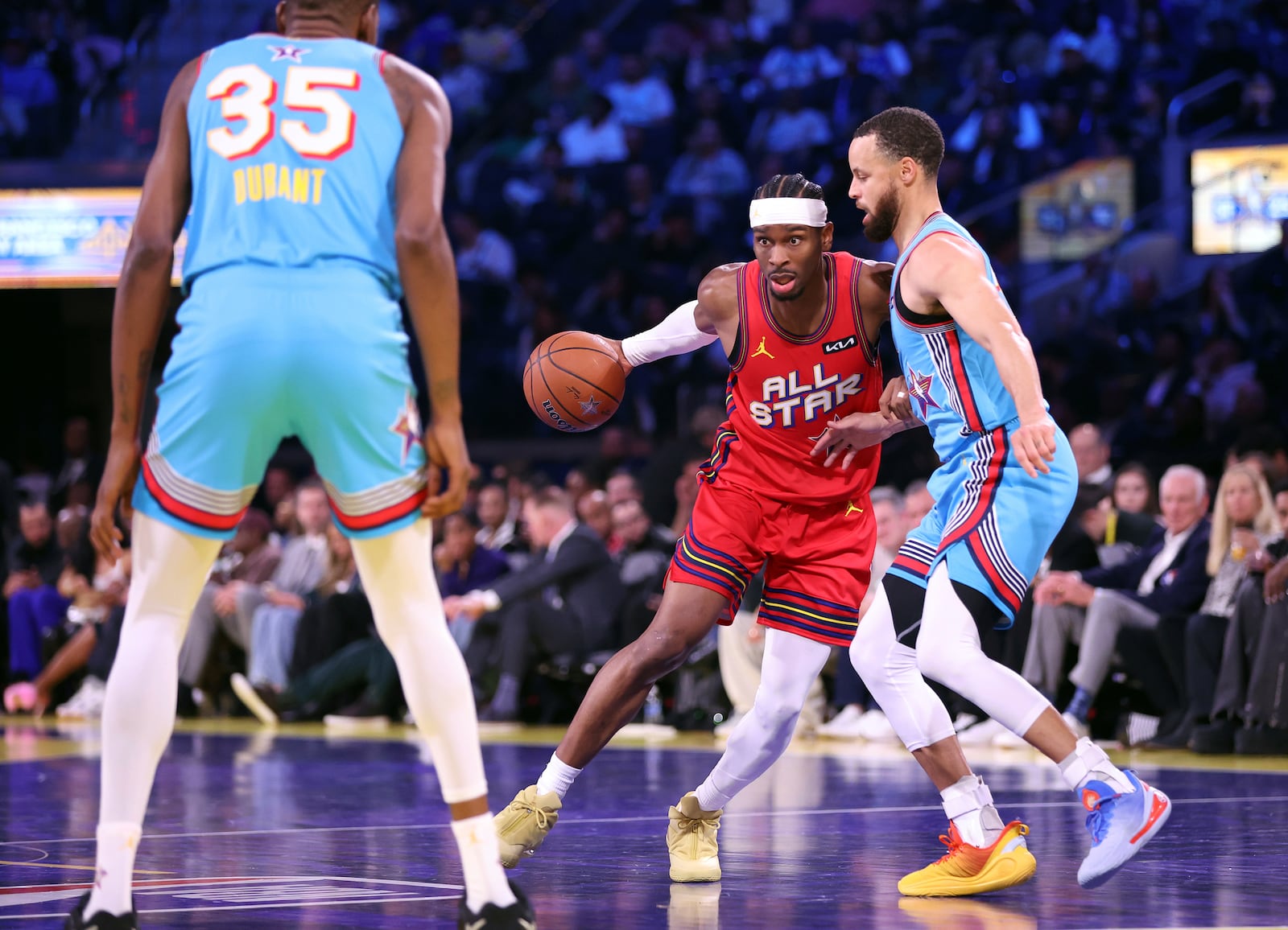 Team Shaq's Stephen Curry defends Team Chuck's Shai Gilgeous-Alexander during the championship game of the 74th NBA All-Star Game in San Francisco, Sunday, Feb. 16, 2025. (Scott Strazzante/San Francisco Chronicle via AP)