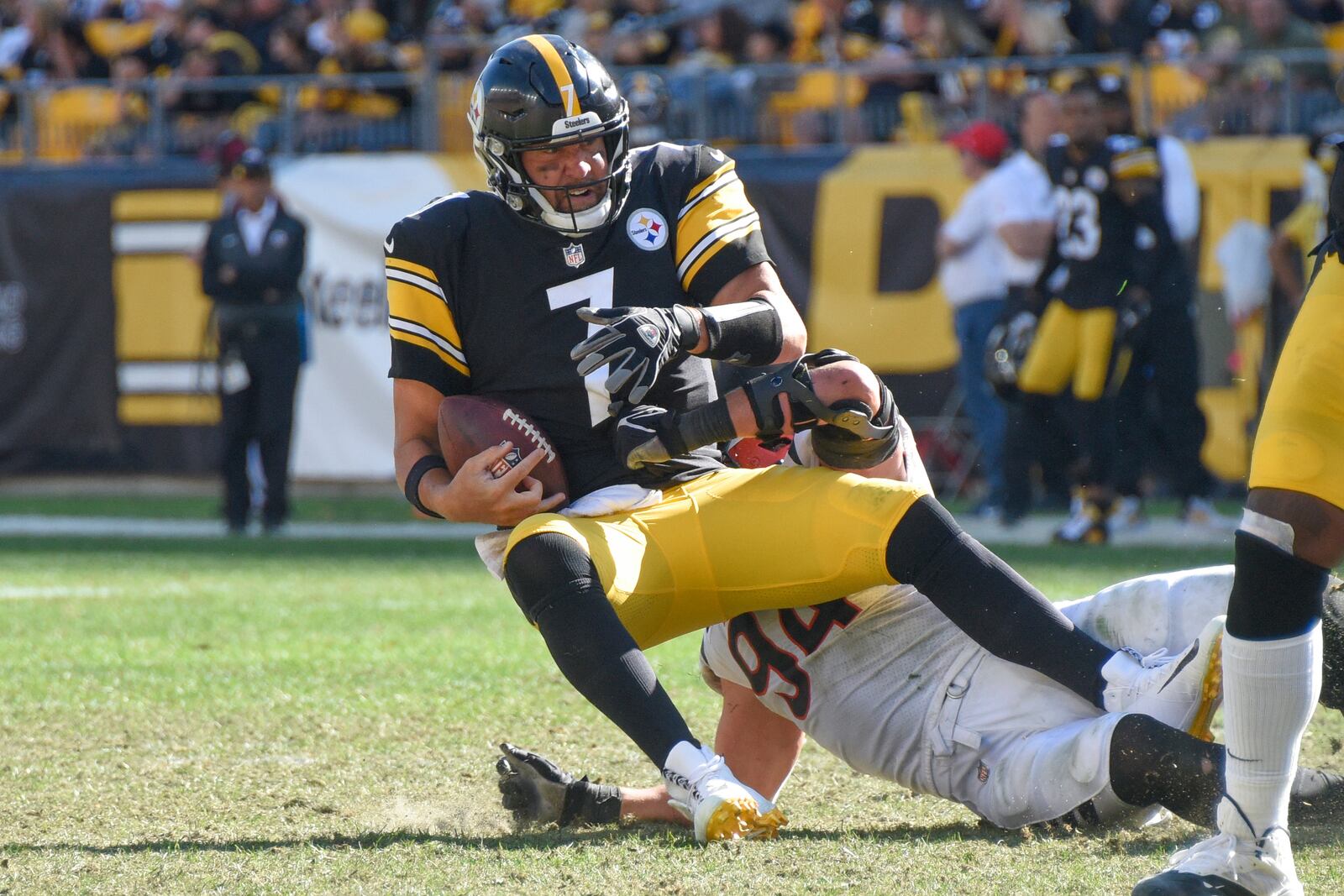 Pittsburgh Steelers quarterback Ben Roethlisberger (7) is sacked by Cincinnati Bengals defensive end Sam Hubbard (94) during the second half an NFL football game, Sunday, Sept. 26, 2021, in Pittsburgh. (AP Photo/Don Wright)