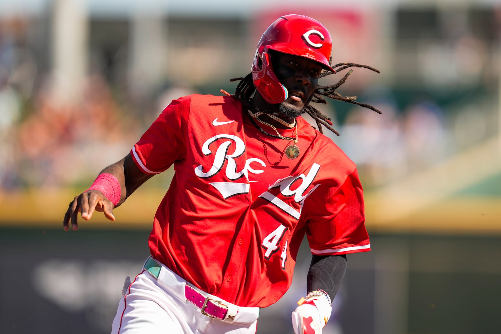 Cincinnati Reds' Elly De La Cruz reaches third on a single by Tyler Stephenson during the first inning of a spring training baseball game against the Los Angeles Dodgers, Monday, Feb. 24, 2025, in Goodyear, Ariz. (AP Photo/Ashley Landis)