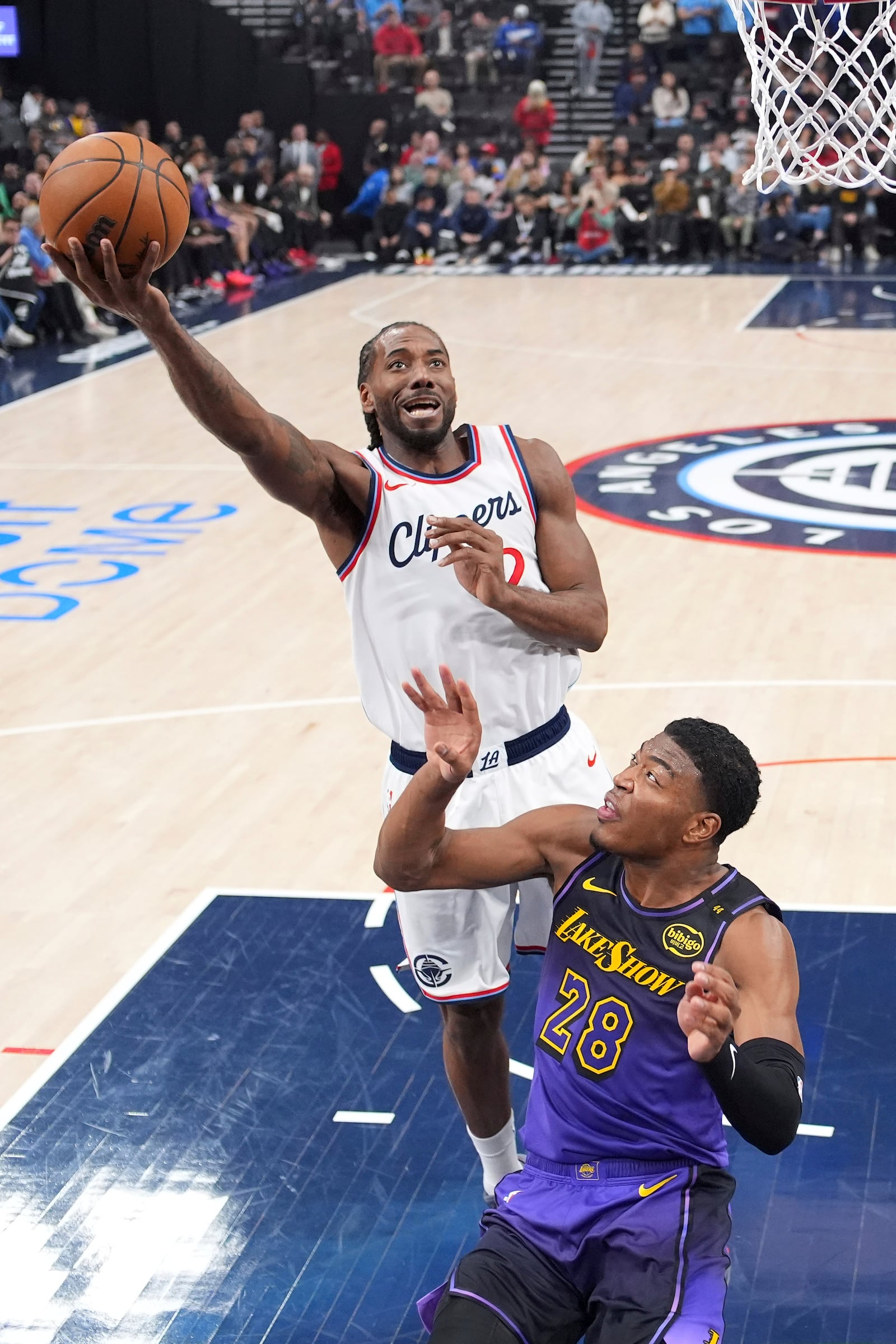 Los Angeles Clippers forward Kawhi Leonard, top, shoots as Los Angeles Lakers forward Rui Hachimura defends during the first half of an NBA basketball game, Sunday, Jan. 19, 2025, in Inglewood, Calif. (AP Photo/Mark J. Terrill)