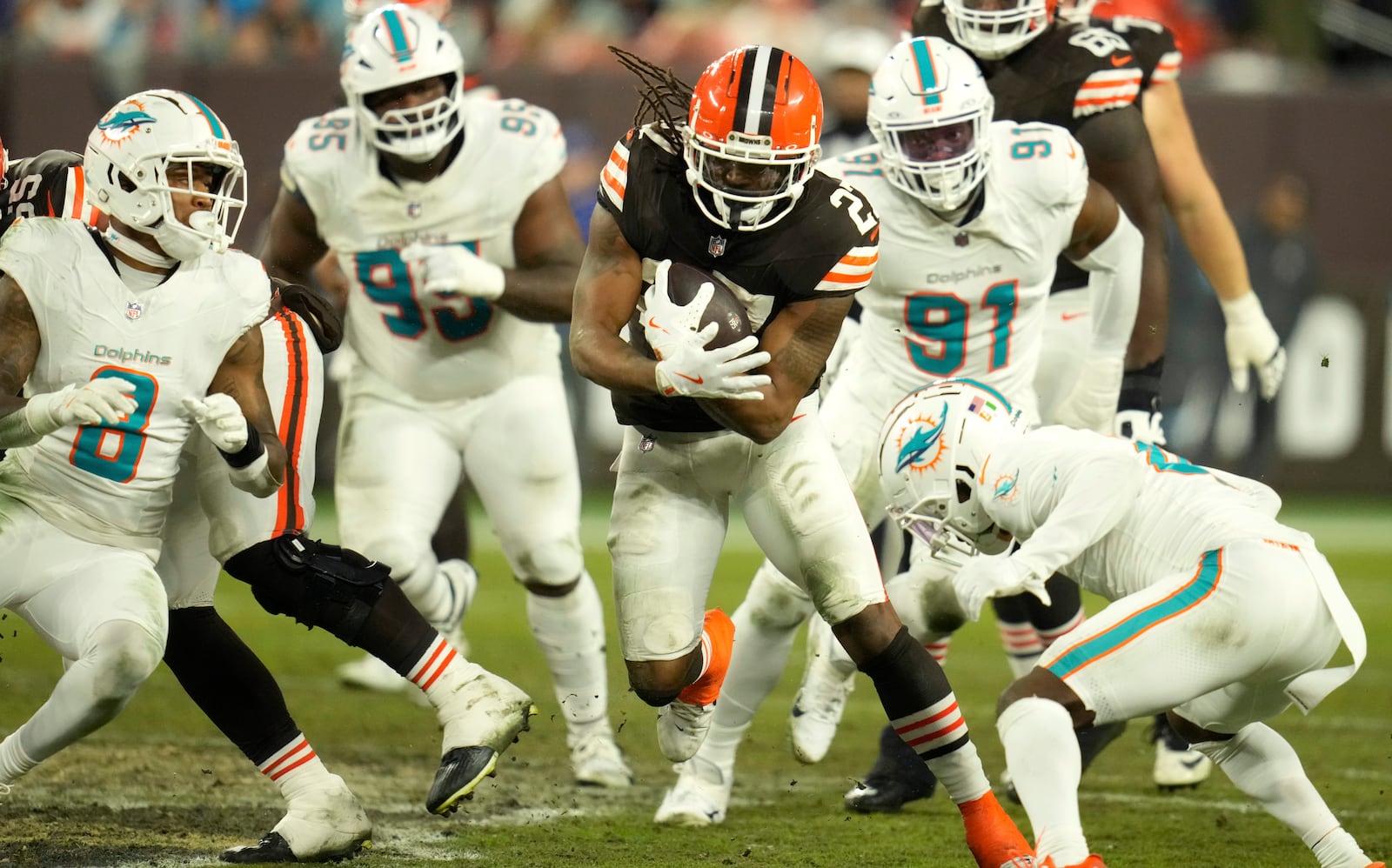 Cleveland Browns running back D'Onta Foreman, center, runs during the first half of an NFL football game against the Miami Dolphins Sunday, Dec. 29, 2024, in Cleveland. (AP Photo/Sue Ogrocki)