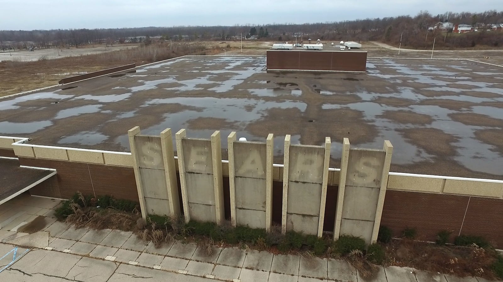 Aerial view in December 2016 of the vacant Sears building, which was closed in January of 2014. The building is the last remnant of the Salem Mall. TY GREENLEES / STAFF