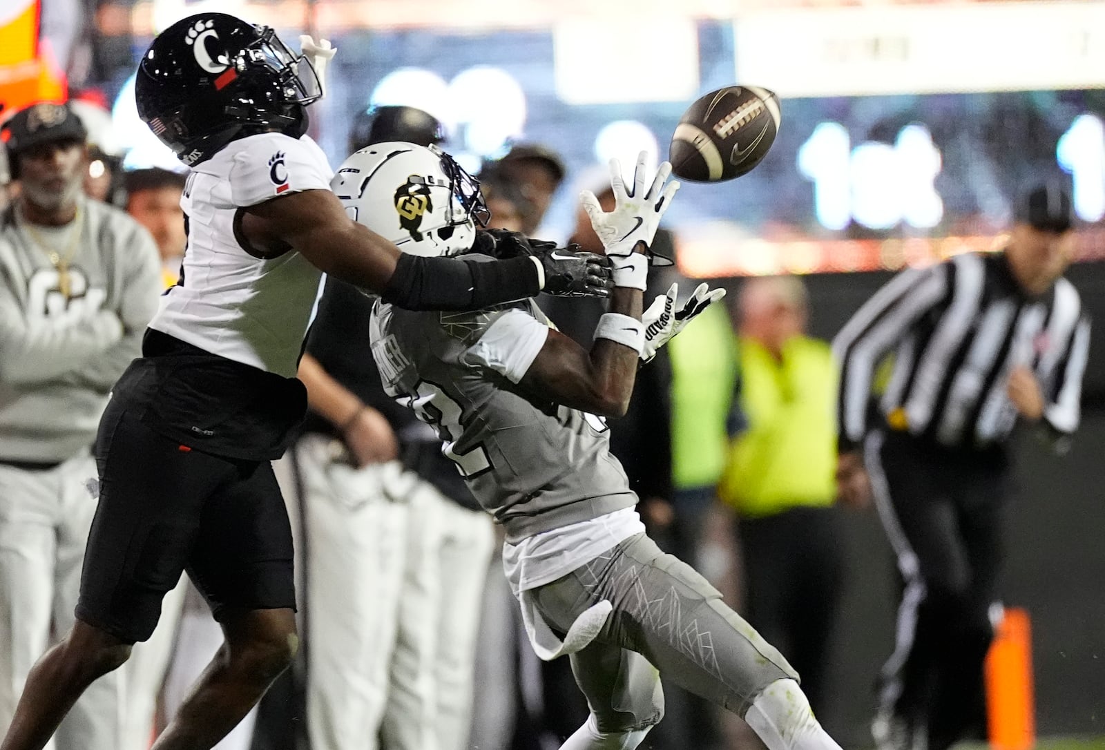 Colorado wide receiver Travis Hunter, right, pulls in a pass as Cincinnati cornerback Ormanie Arnold defends in the second half of an NCAA college football game Saturday, Oct. 26, 2024, in Boulder, Colo. (AP Photo/David Zalubowski)