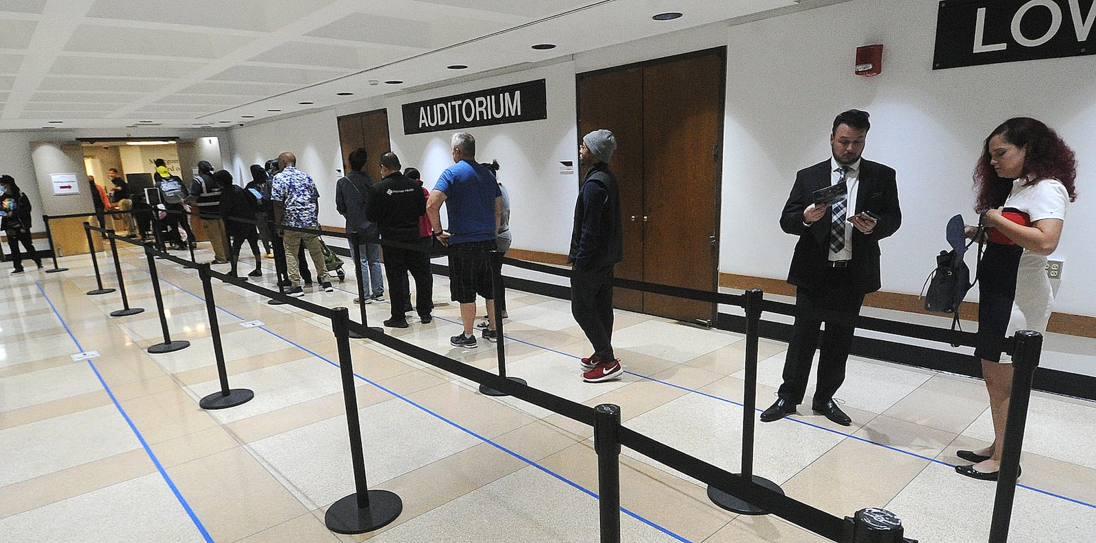 Last minute early voters wait in line at the Montomery County Board of Election Monday Nov. 7, 2022. MARSHALL GORBY\STAFF