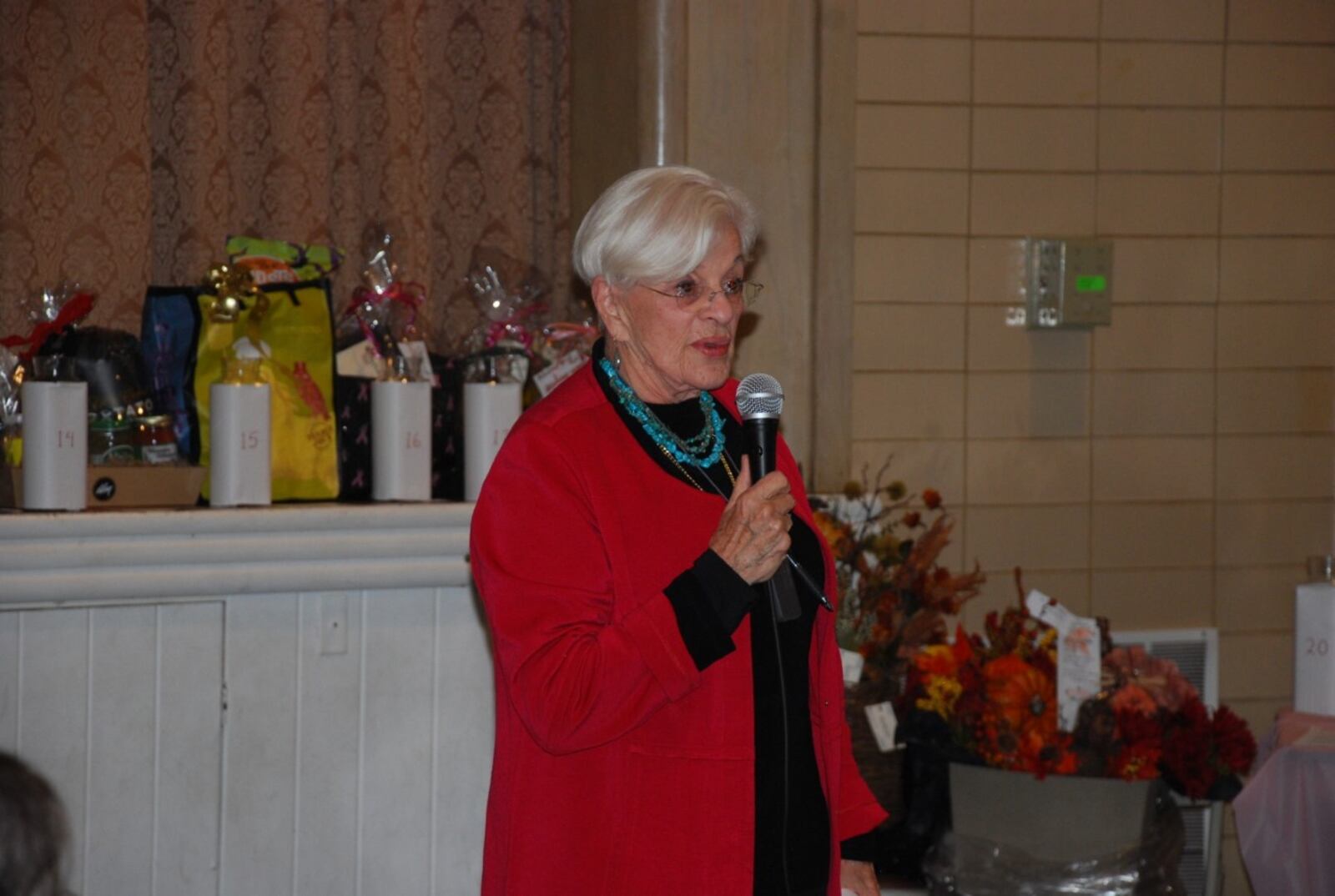 P. Buckley Moss at a fundraiser for the PALS for Life breast cancer support group.