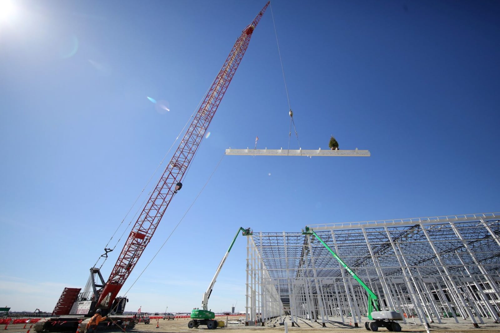 In February 2024, LG Energy Solution and Honda placed the final structural steel beam for the battery plant. Honda photo