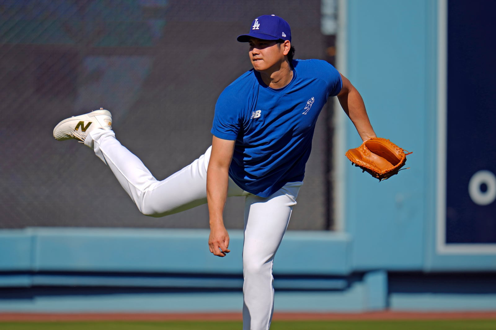 Los Angeles Dodgers Shohei Ohtani throws during batting practice before Game 1 of the baseball World Series, Friday, Oct. 25, 2024, in Los Angeles. (AP Photo/Julio Cortez)