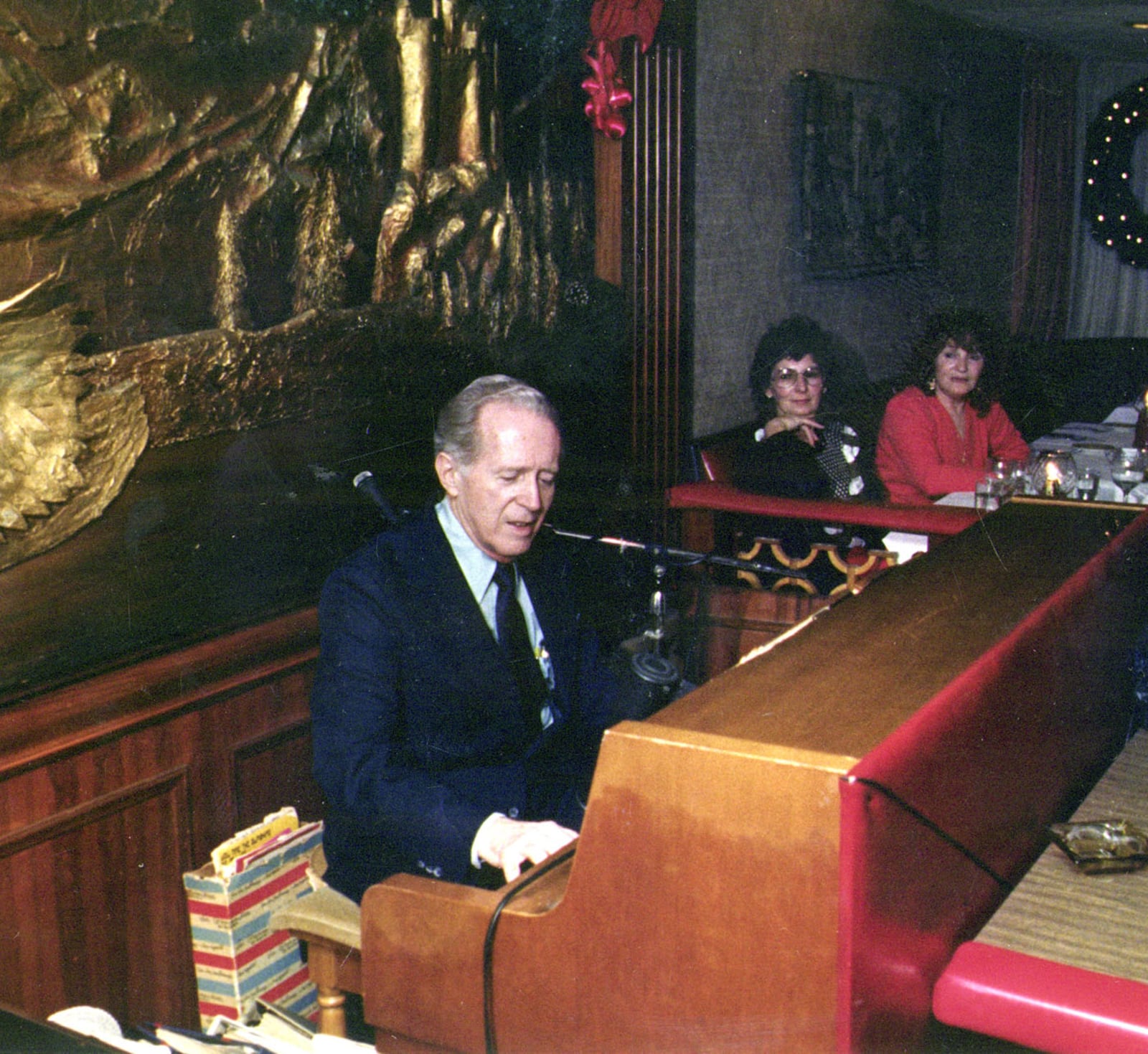 Gardner Benedict entertains with the piano in Suttmiller's in 1988.