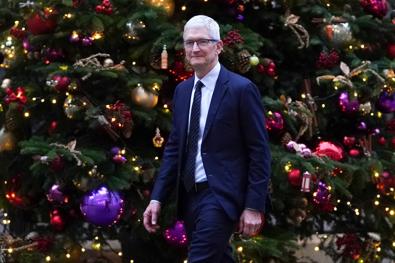 Apple CEO Tim Cook leaves 10 Downing Street after a meeting with Britain's Prime Minister Keir Starmer in London, Wednesday, Dec. 11, 2024. (AP Photo/Alberto Pezzali)