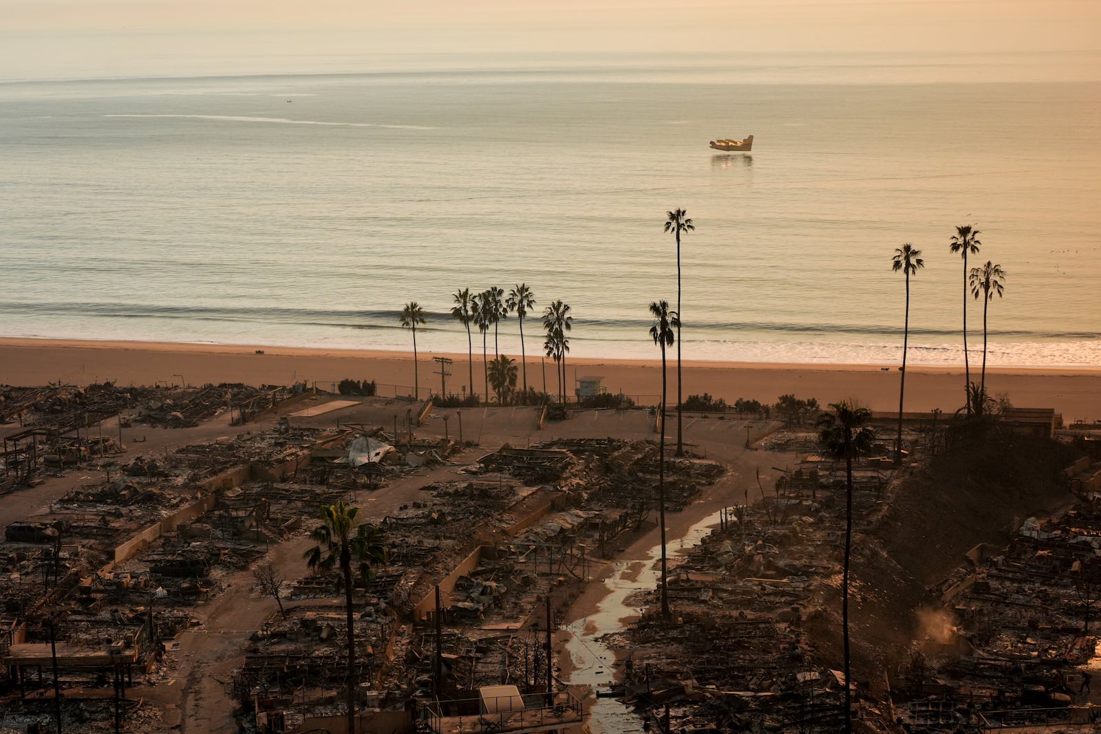 Homes bordering the Pacific Ocean are burned to the ground in the aftermath of the Palisades Fire in the Pacific Palisades neighborhood of Los Angeles, Thursday, Jan. 9, 2025. (AP Photo/Jae C. Hong)