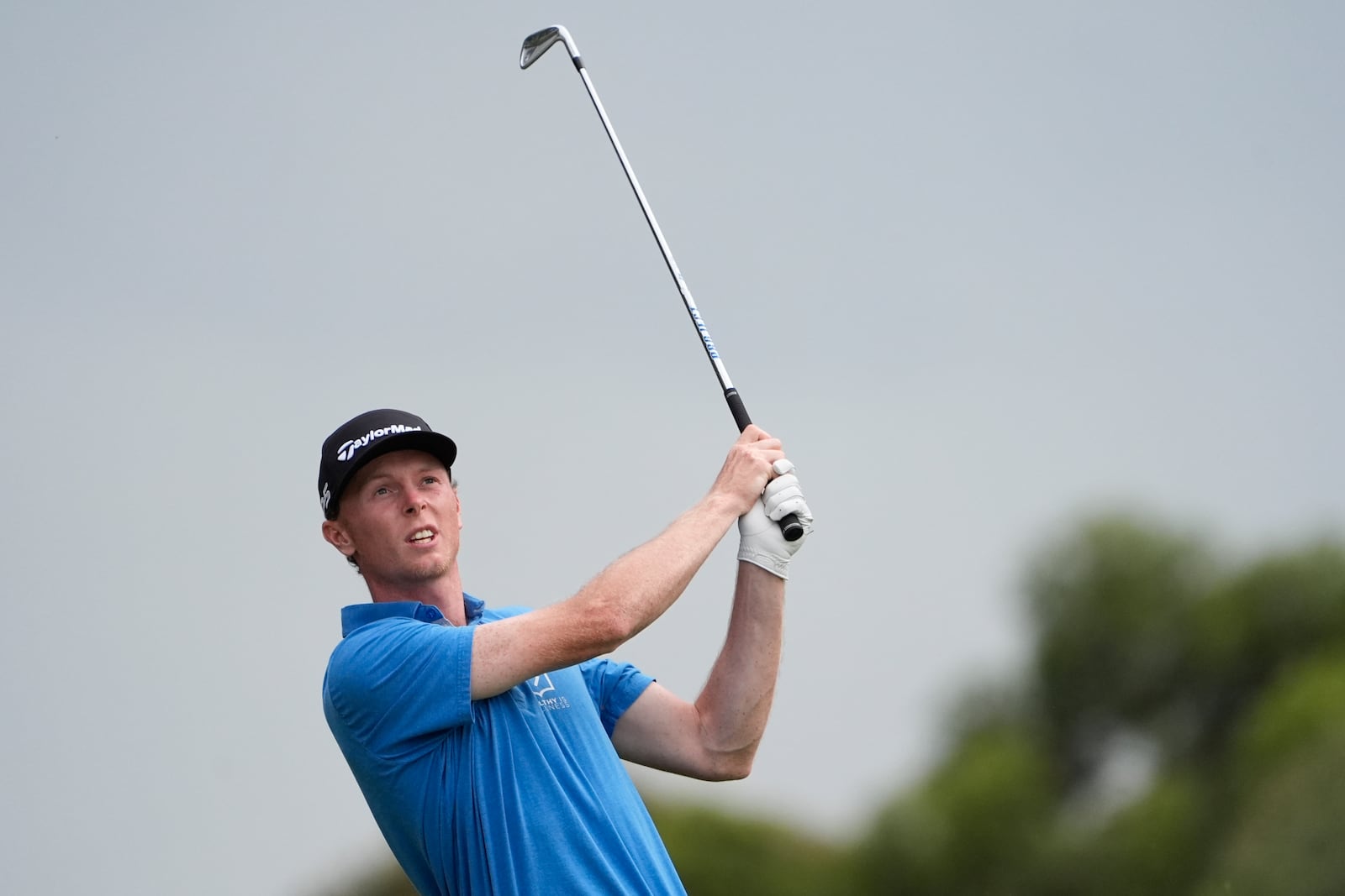 Ryggs Johnston of the United States watches his shot into the 18th green during the final round of the Australian Open golf championship at the Kingston Heath Golf Club in Melbourne, Australia, Sunday, Dec. 1, 2024. (AP Photo/Asanka Brendon Ratnayake)