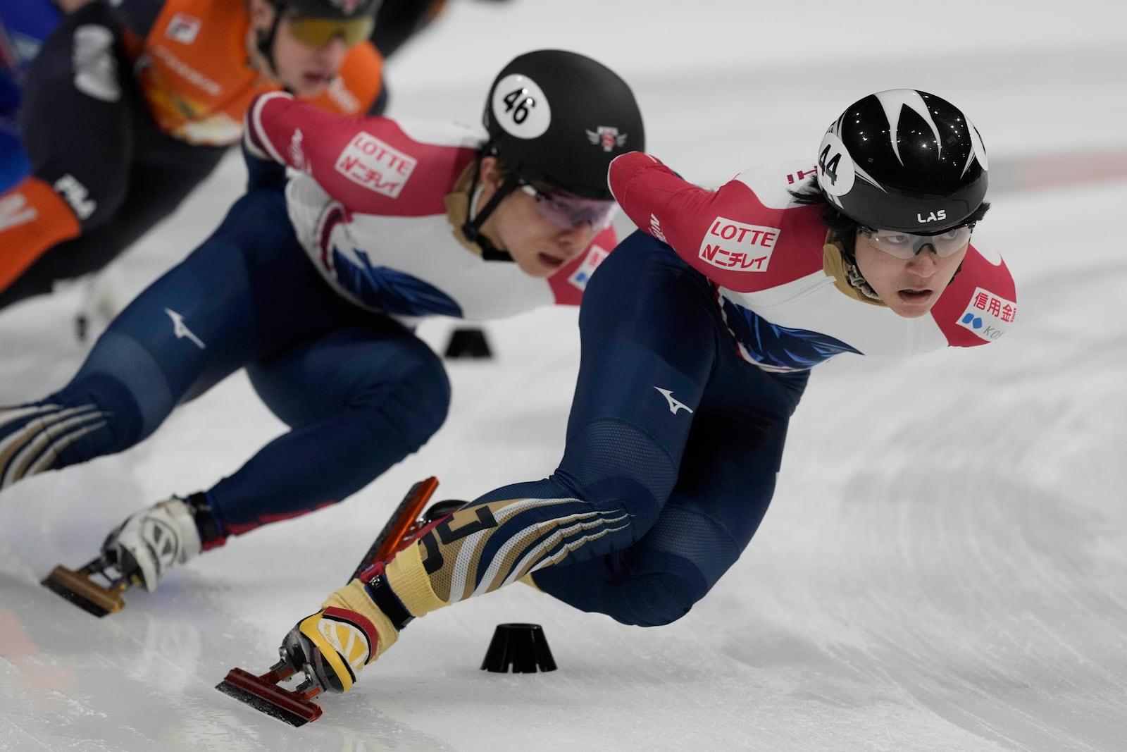 Japan's Kosey Hayashi leads South Korea's Sungwoo Jang during the men's 1500 meters final of the ISU Short Track World Tour and Olympics Milano-Cortina 2026 test event, in Milan, Italy, Saturday, Feb. 15, 2025. (AP Photo/Luca Bruno)