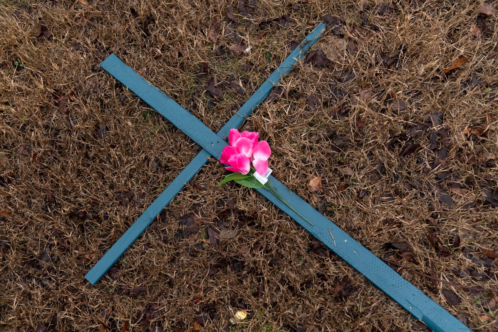 A cross is seen at a makeshift memorial for the victims of the plane crash in the Potomac River Friday, Jan. 31, 2025, in Arlington, Va. (AP Photo/Jose Luis Magana)