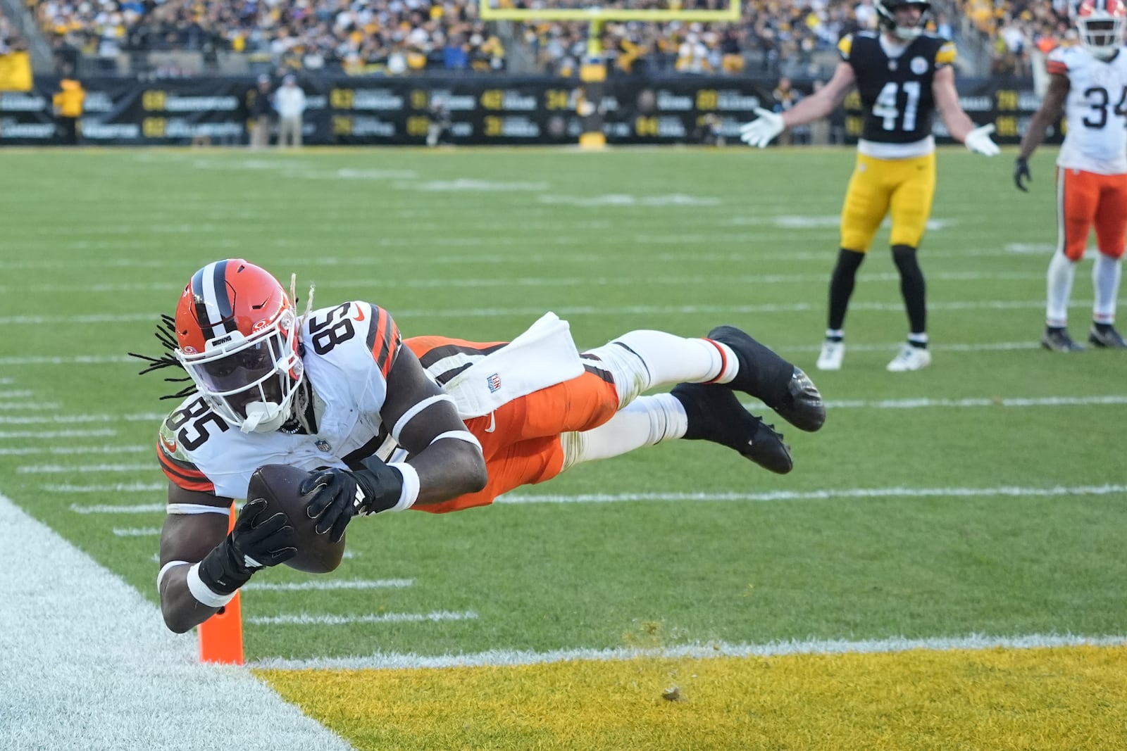 Cleveland Browns tight end David Njoku (85) catches a touchdown pass and scores in the second half of an NFL football game against the Pittsburgh Steelers in Pittsburgh, Sunday, Dec. 8, 2024. (AP Photo/Gene J. Puskar)