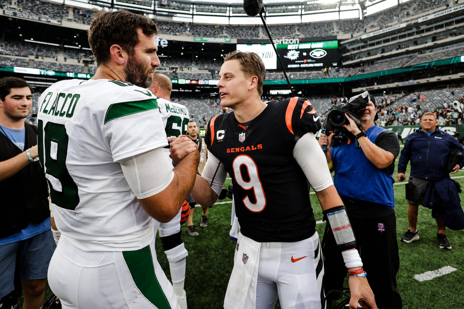 New York Jets quarterback Joe Flacco, left, shakes hands with Cincinnati Bengals' Joe Burrow after an NFL football game Sunday, Sept. 25, 2022, in East Rutherford, N.J. The Bengals won 27-12. (AP Photo/Adam Hunger)