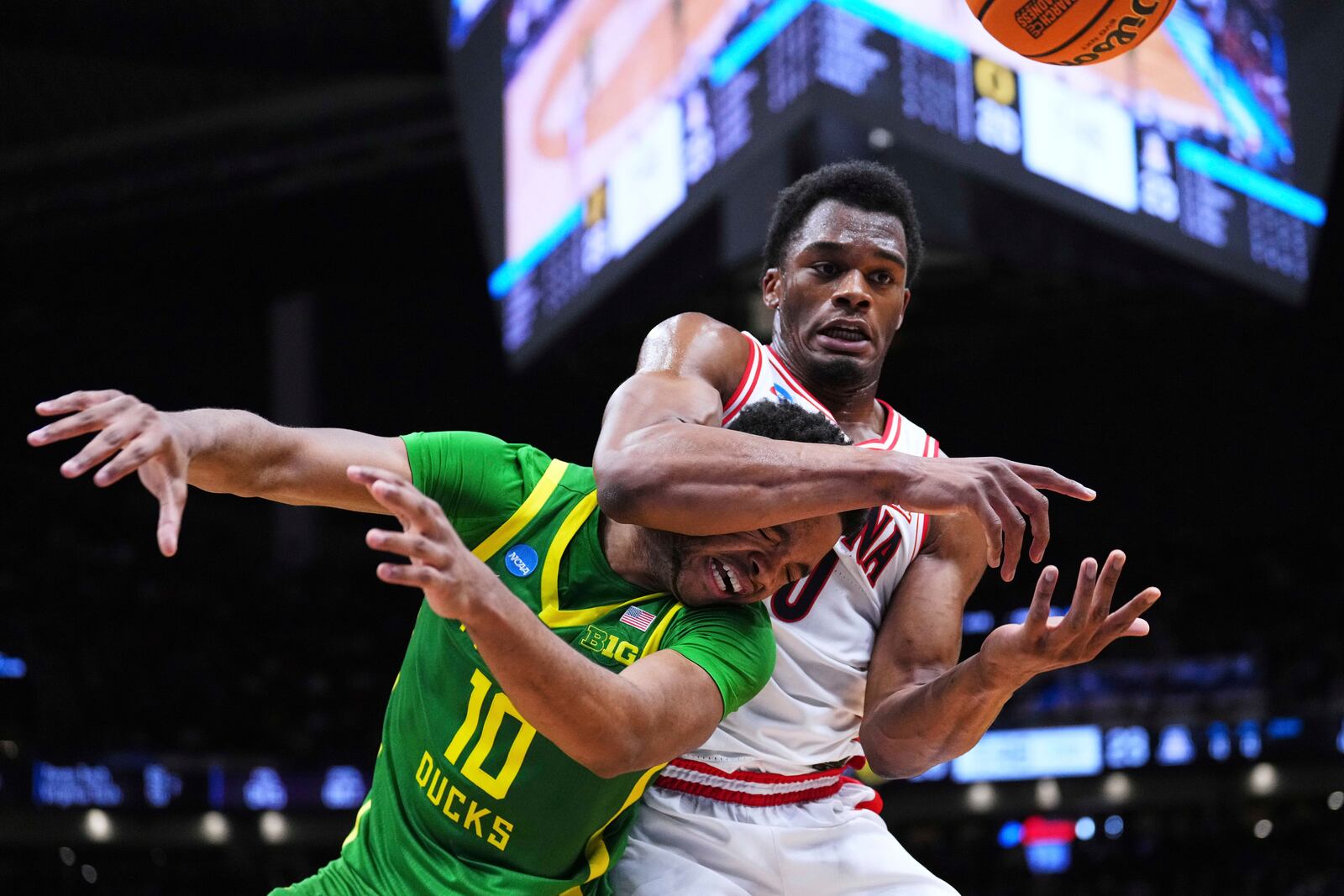 Oregon forward Kwame Evans Jr. (10) loses the ball against Arizona forward Tobe Awaka, right, during the first half in the second round of the NCAA college basketball tournament, Sunday, March 23, 2025 in Seattle. (AP Photo/Lindsey Wasson)