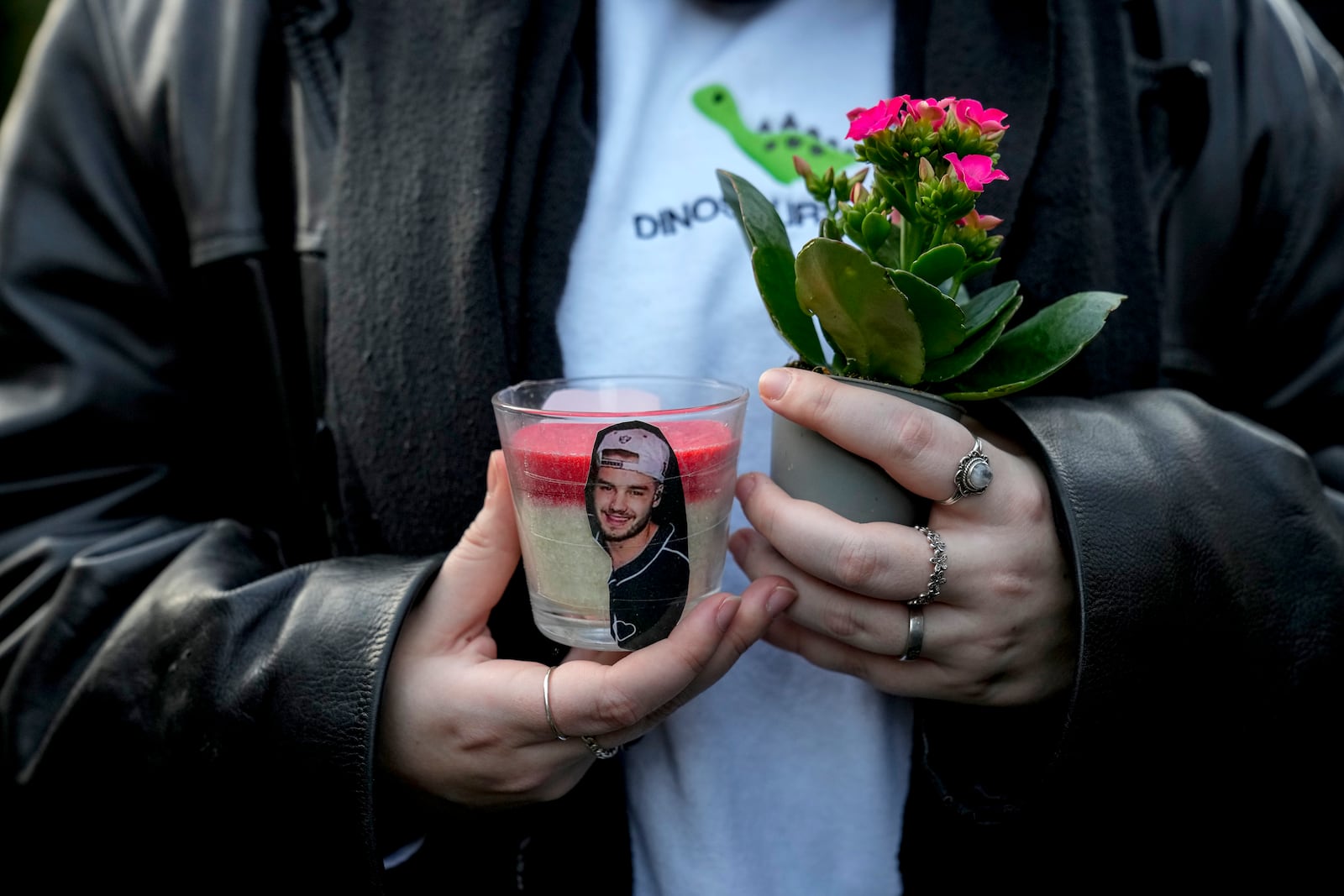 A fan pays tribute to late British singer Liam Payne, former member of the British pop band One Direction in Treptower Park in Berlin, Germany, Sunday, Oct. 20, 2024. (AP Photo/Ebrahim Noroozi)