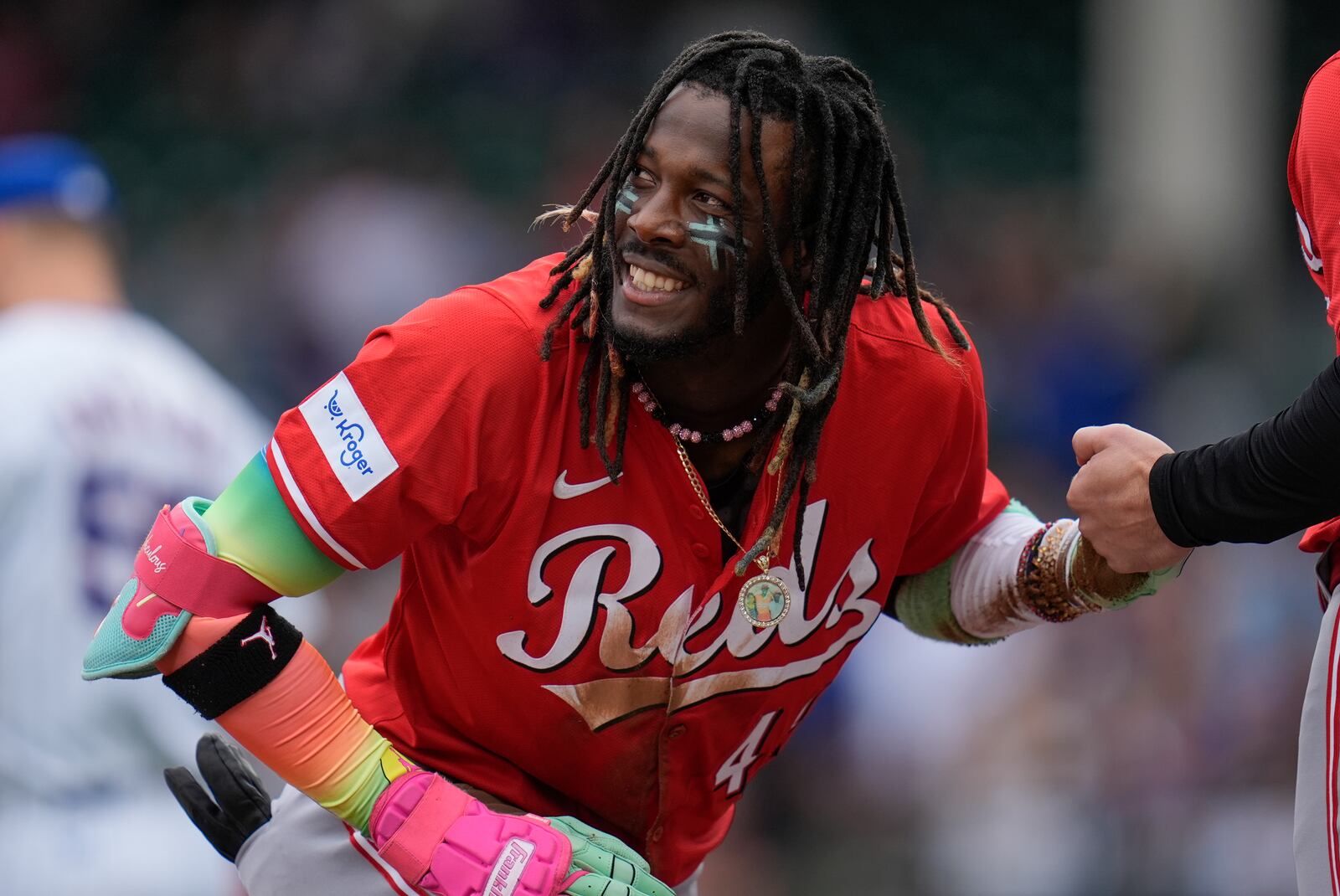 Cincinnati Reds' Elly De La Cruz gets up after being tagged out at third base by Chicago Cubs third baseman Isaac Paredes during the first inning of a baseball game Friday, Sept. 27, 2024, in Chicago. (AP Photo/Erin Hooley)