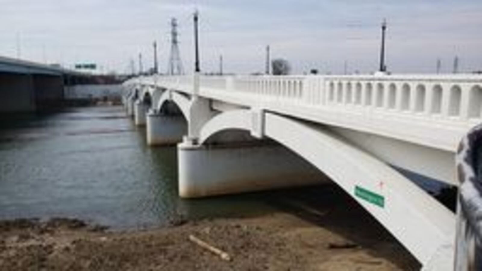 Dayton’s Woolpert engineering firm created arch-like features along the length of the Washington Street Bridge with decorative keystones, perforated parapet walls and lighting accents. Contributed