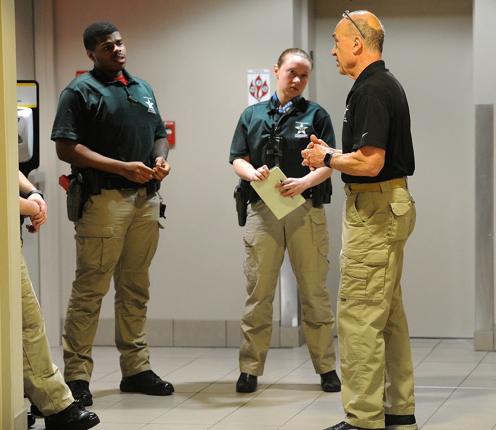 Instructor and retired Chief David Miller briefs cadet Raquan O'Berry and reporter London Bishop on a crisis intervention scenario, March 3, 2024. MARSHALL GORBY/STAFF