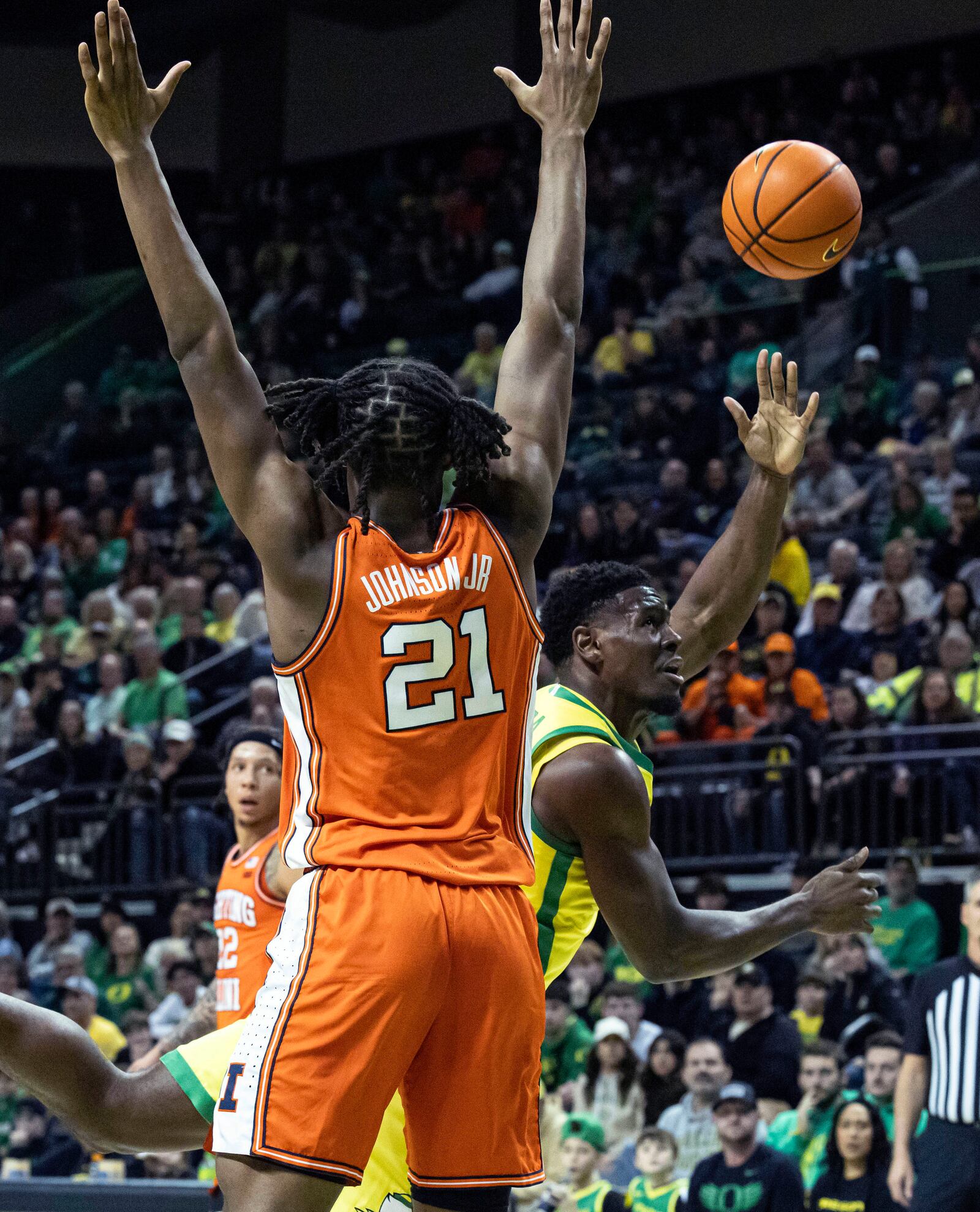 Oregon guard TJ Bamba (5) shoots against Illinois guard Tre White (22) during the first half of an NCAA college basketball game in Eugene, Ore., Thursday, Jan. 2, 2025. (AP Photo/Thomas Boyd)